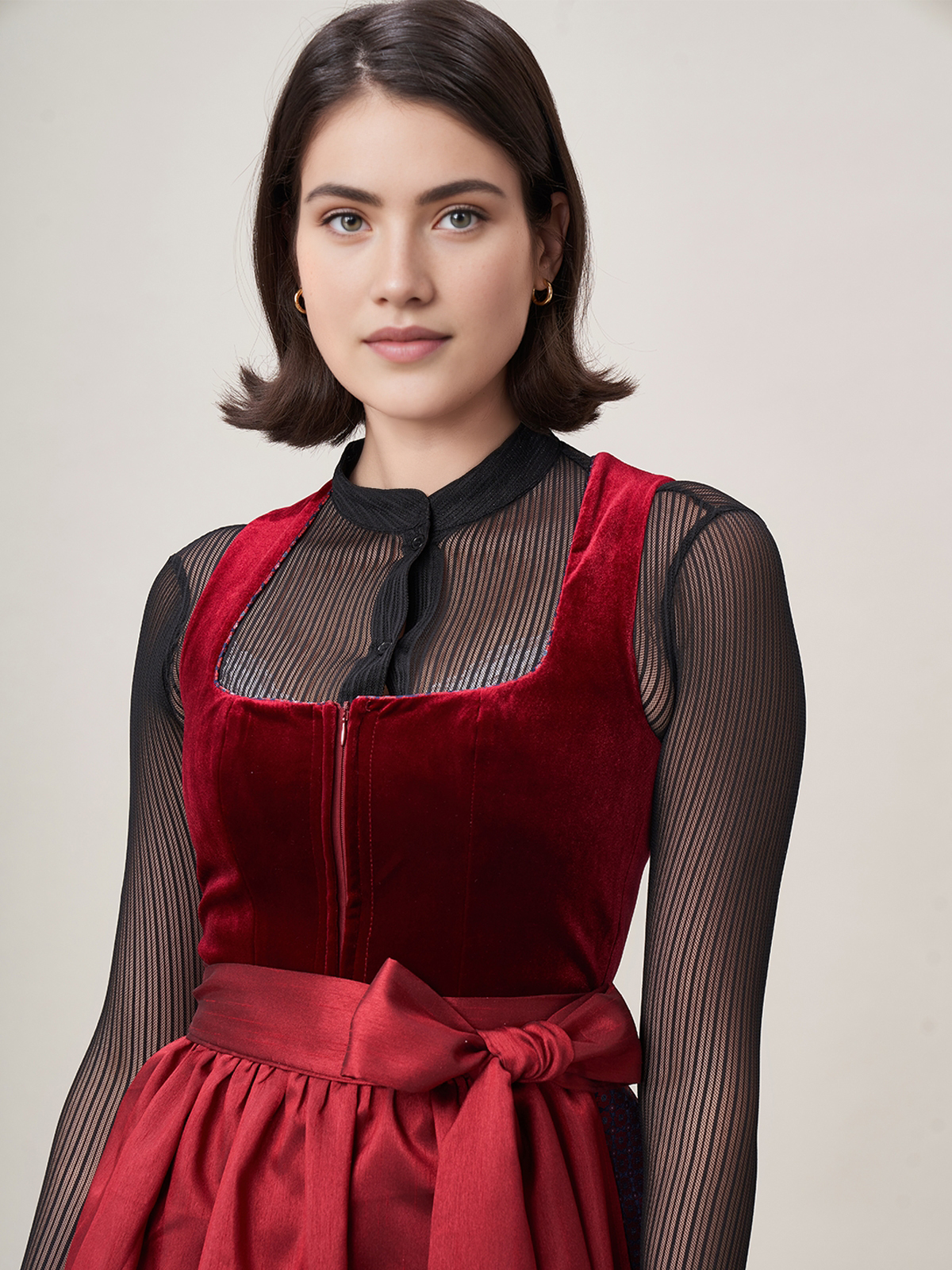 Dirndl in Rot – Eleganz und Tradition vereint