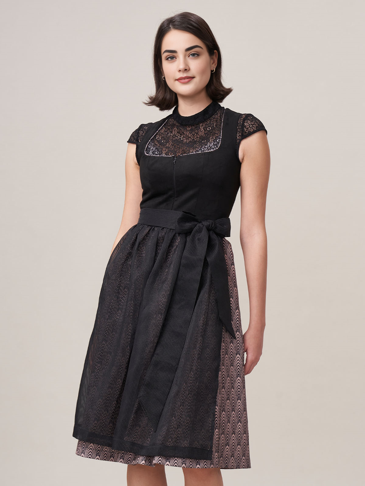 Dirndl mit schwarzer Bluse