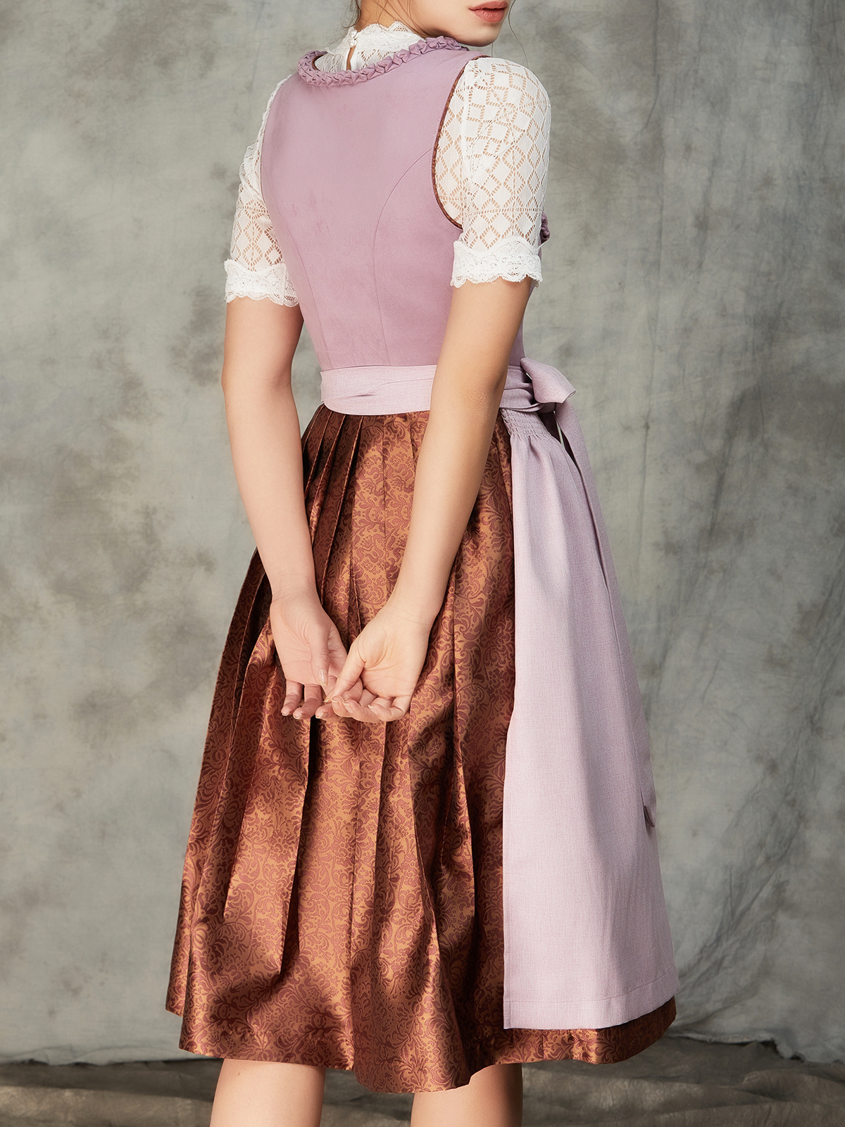 Dirndl in Lila – Eleganz und Tradition vereint