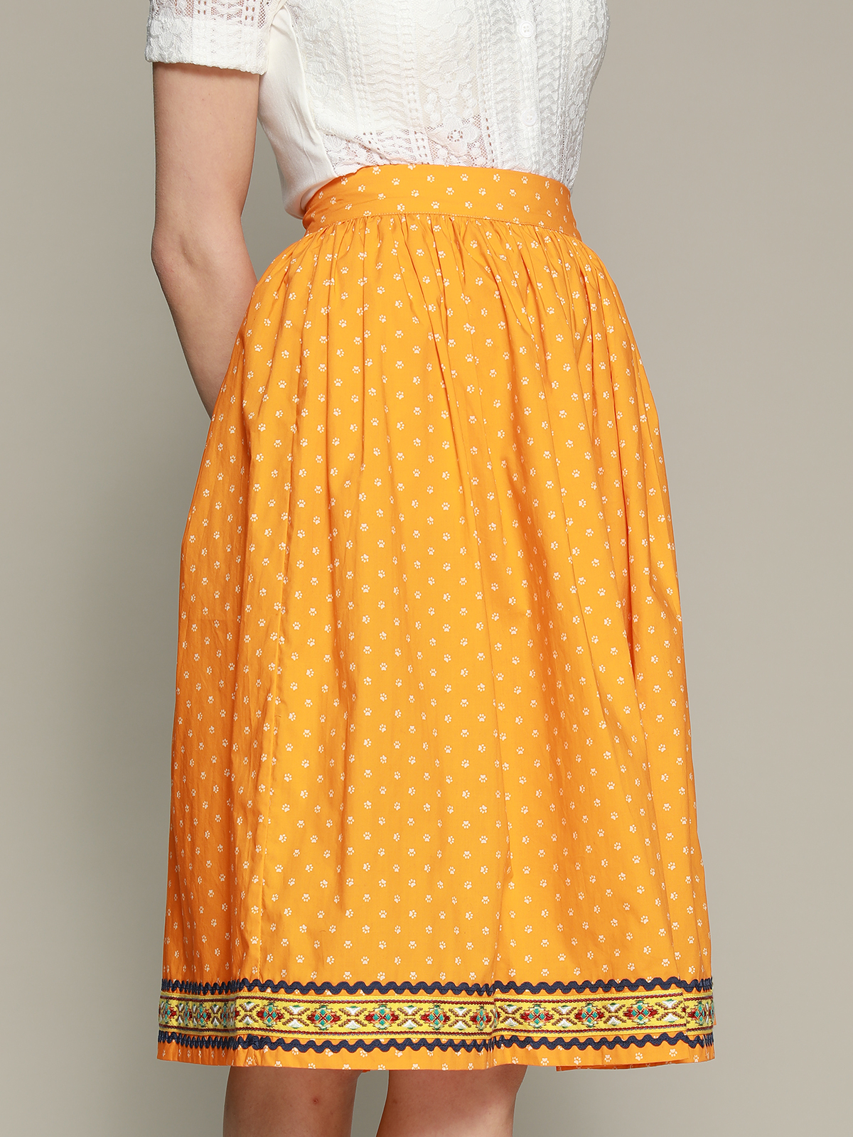 Moderne Dirndl in Pink und Gelb