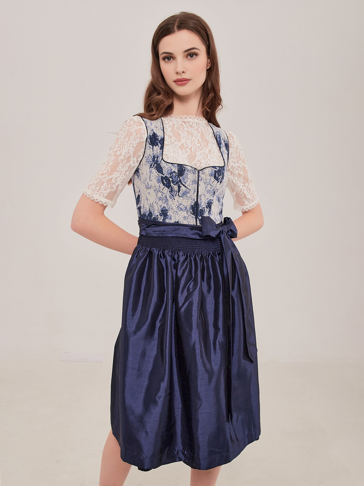 Dirndl Dunkelrot Samt – Eleganz in Vollendung