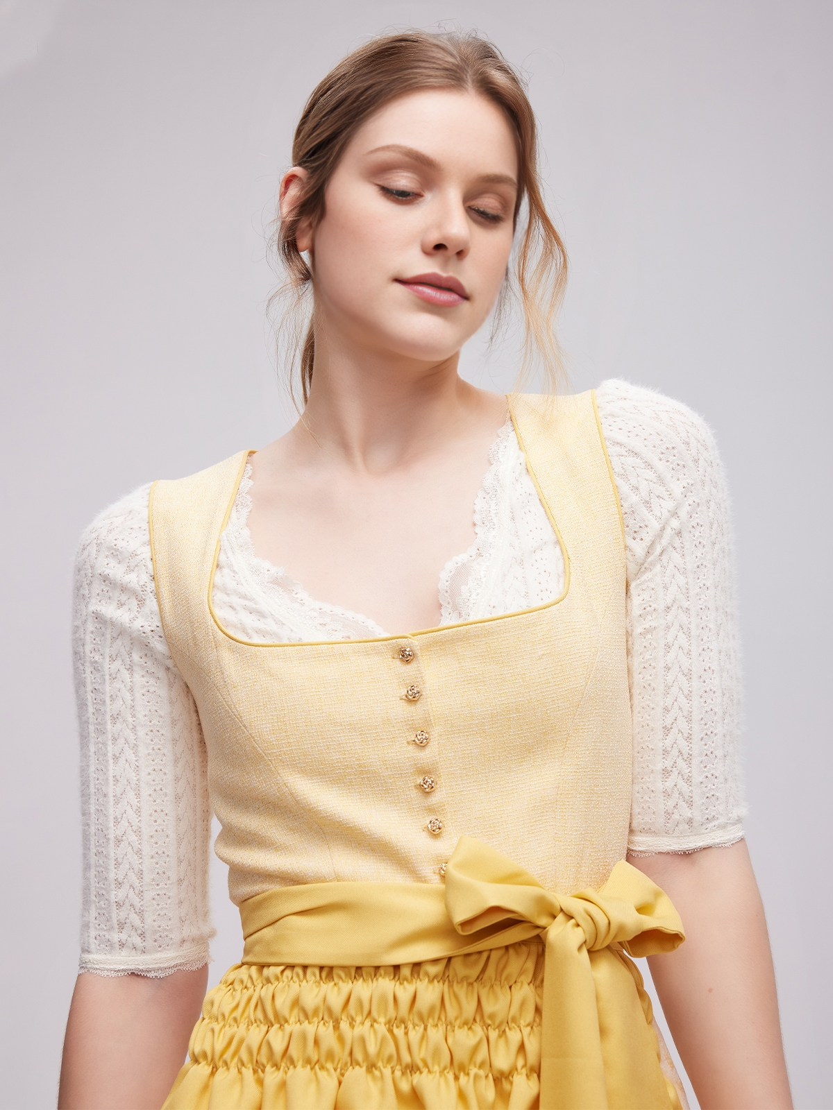 Modernes blaues Dirndl samt in urbanem Setting