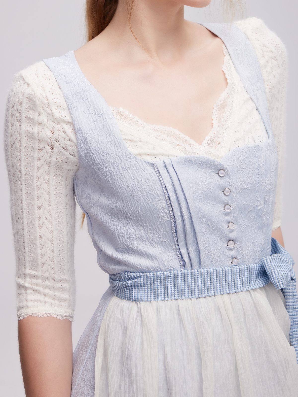 Dirndl mit Spitzenbluse