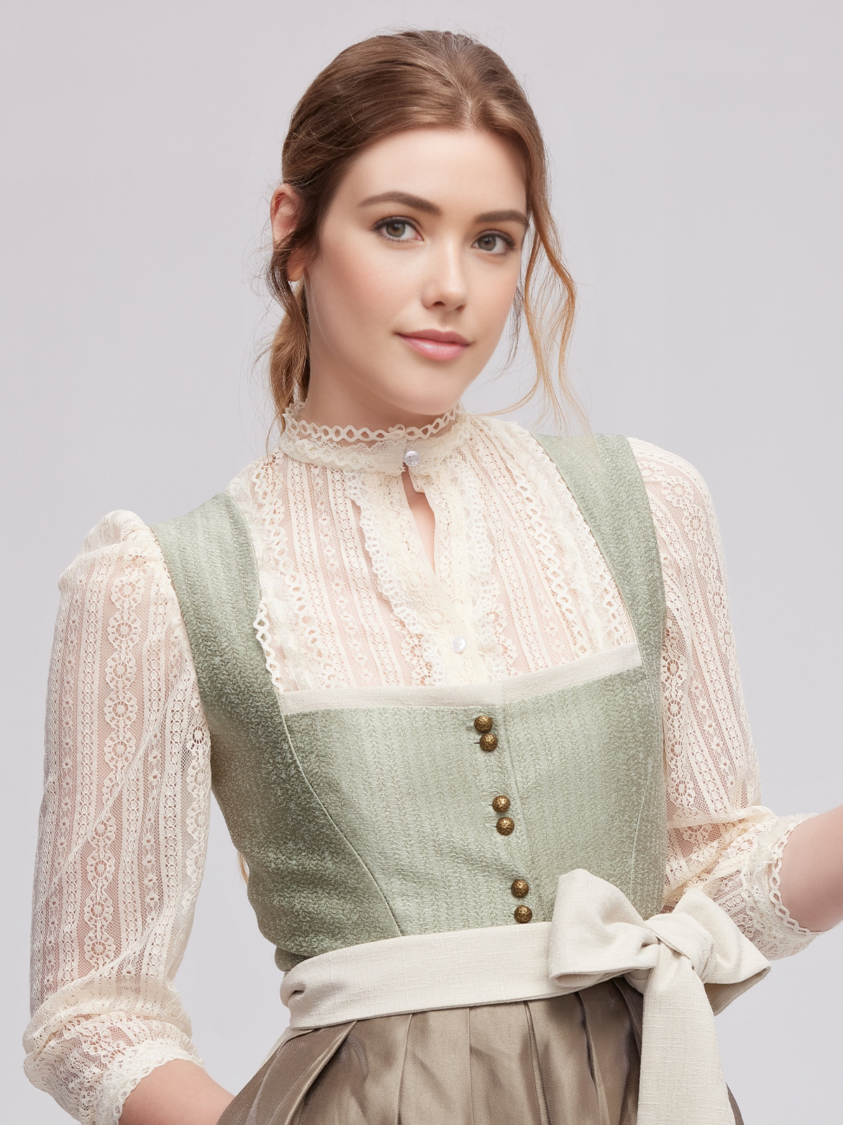 Ein modernes grünes kurzes Dirndl mit floralen Details