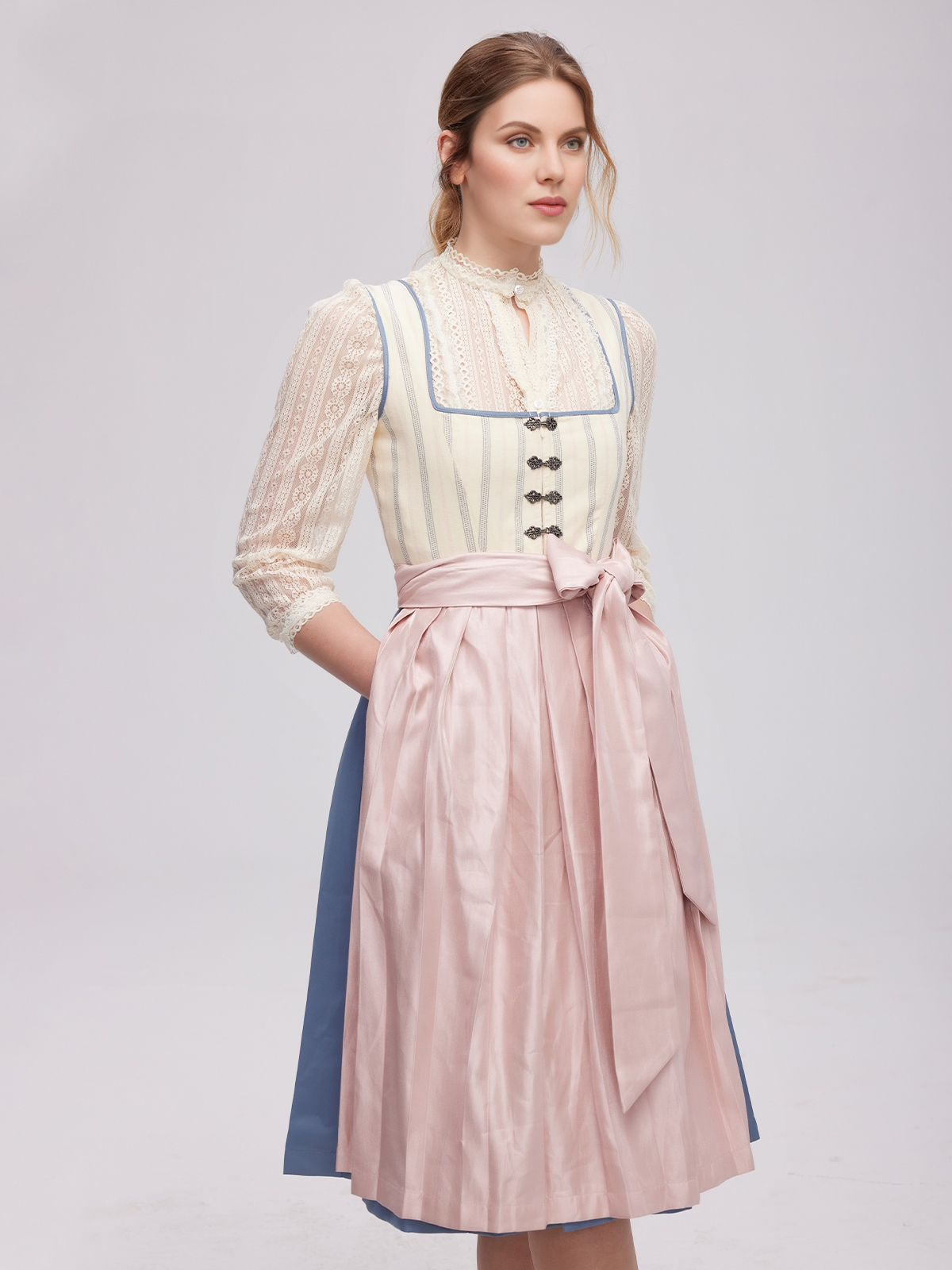 Dirndl samt hellblau – Eleganz und Charme in einem