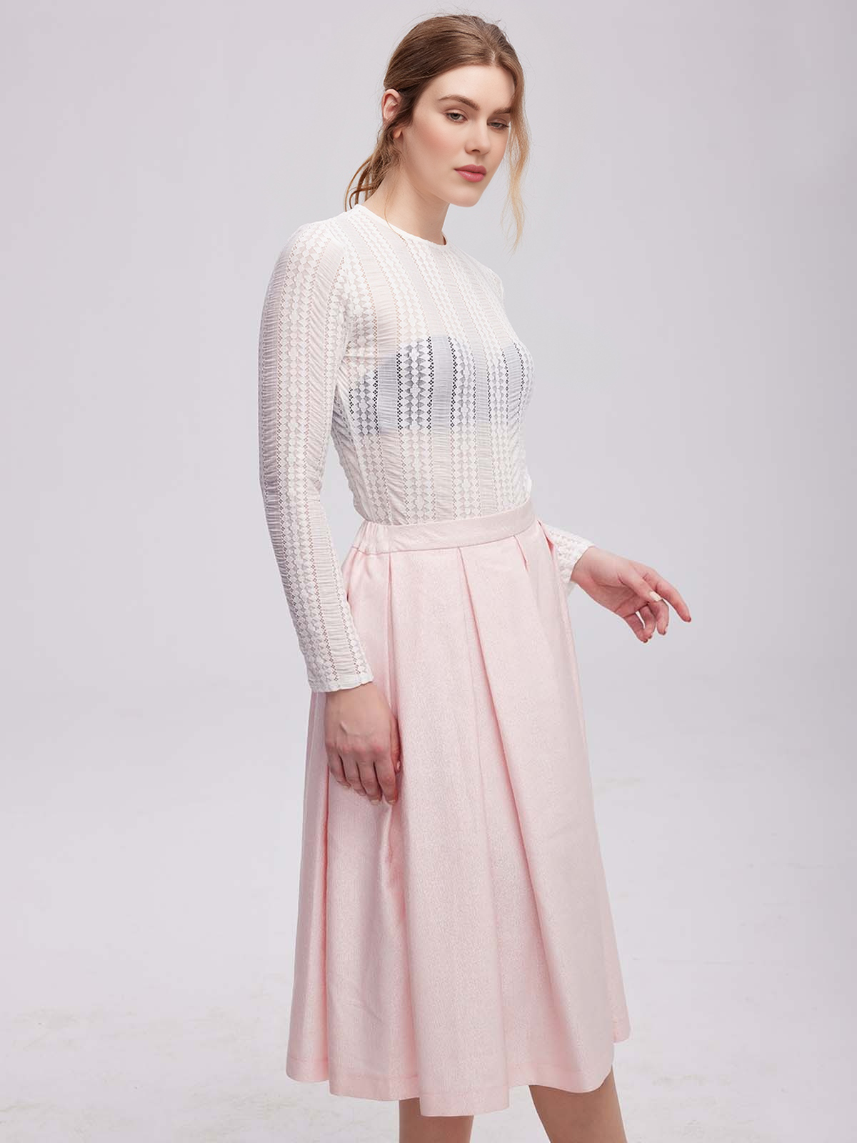 Ein modernes rosa Dirndl mit aufwendigen Details