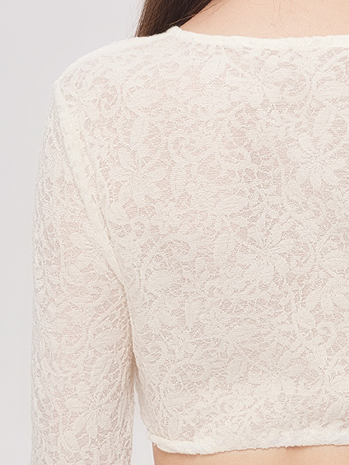Modernes weißes Dirndl mit feinen Details