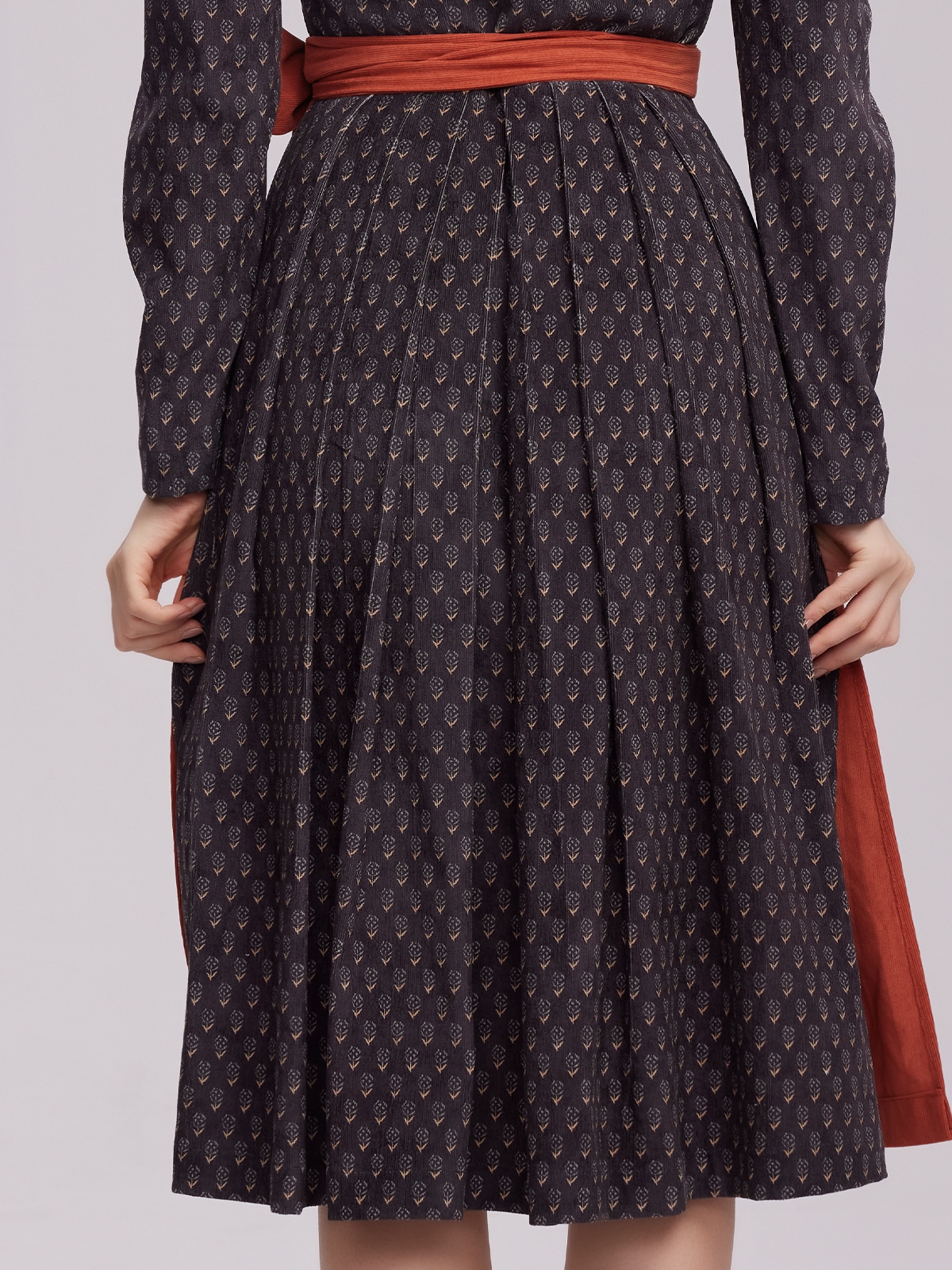 Ein elegantes schwarzes Dirndl mit raffinierten Details