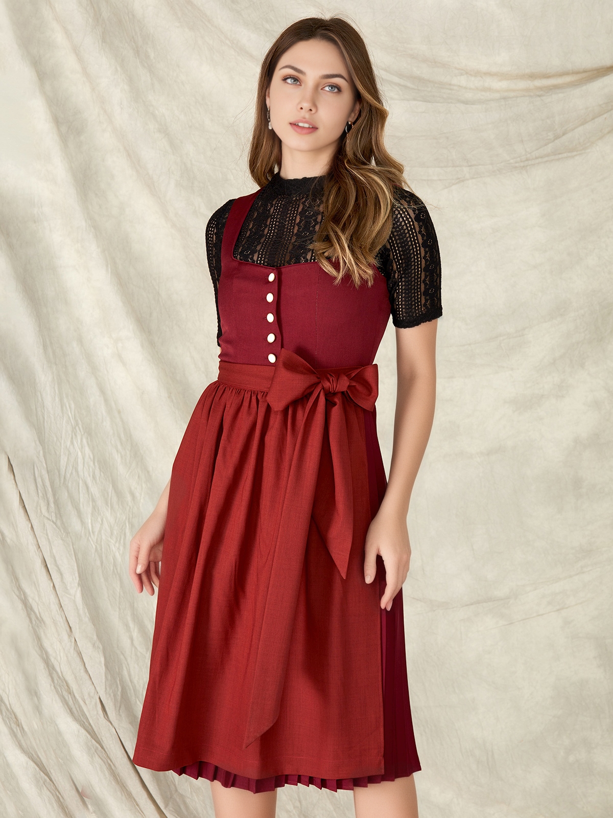 Schwarzes kurzes Dirndl mit roten Akzenten