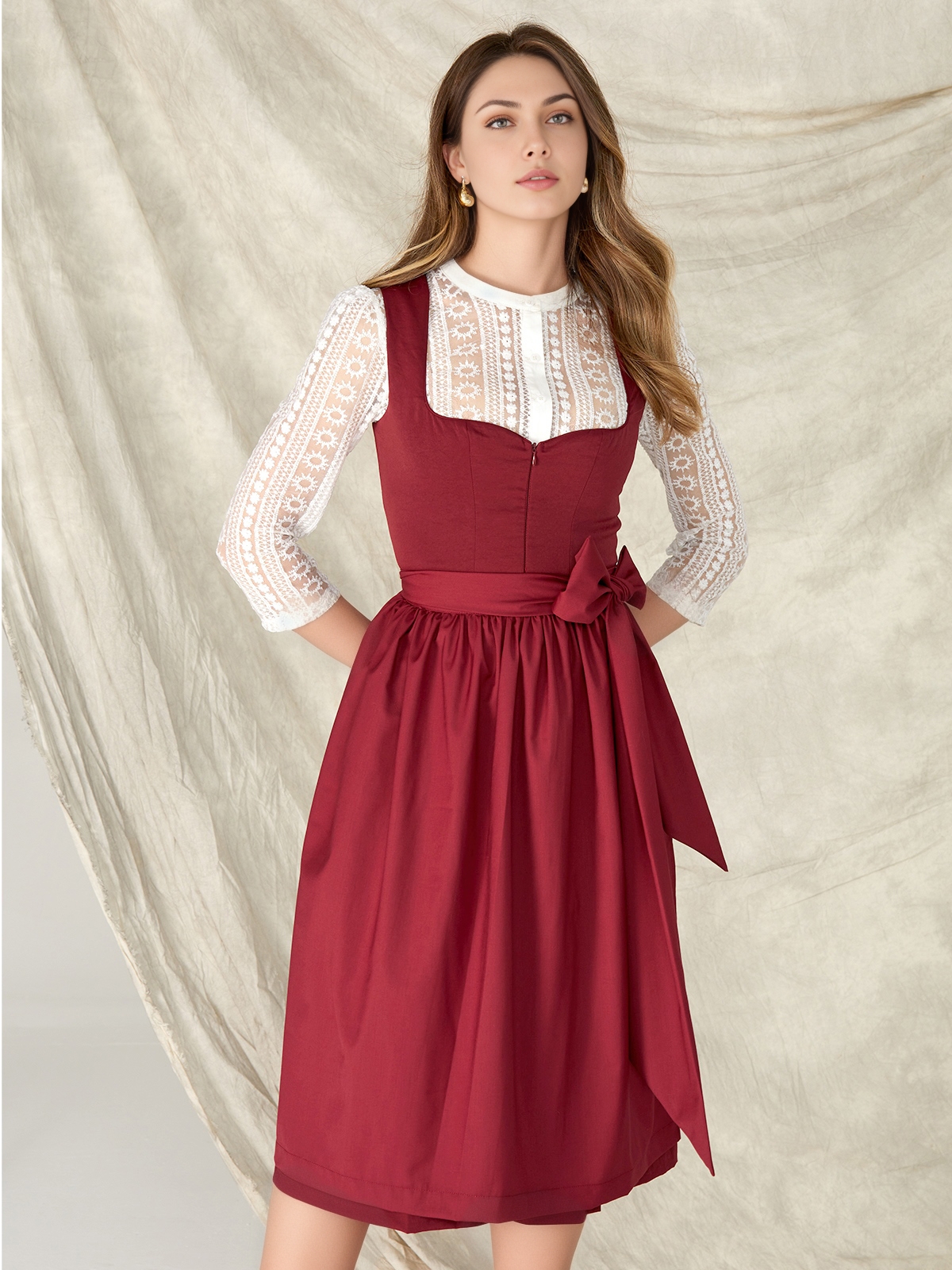 Elegantes grünes Dirndl mit hochgeschlossenem Schnitt