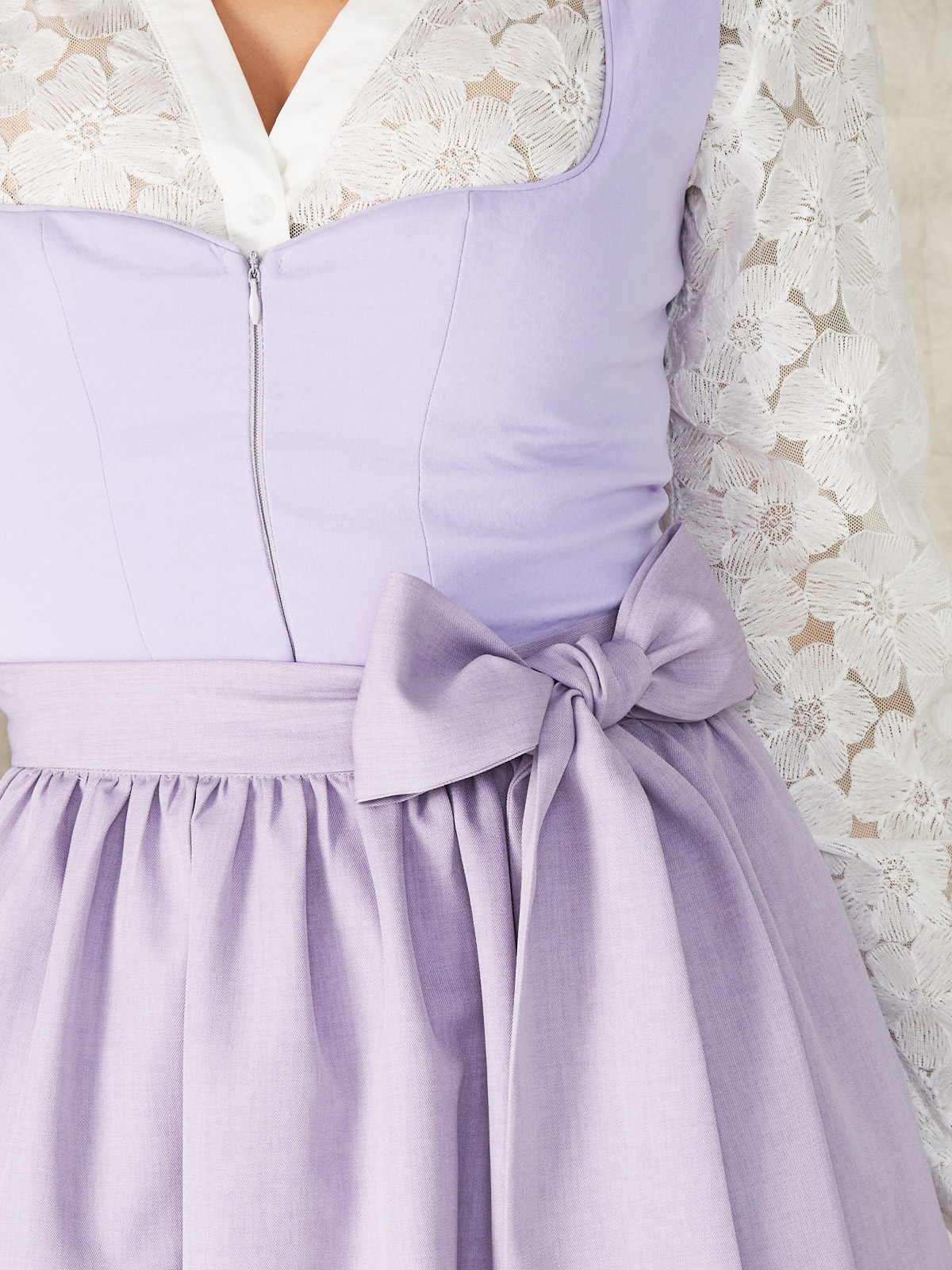 Dirndl in Lila mit weißer Bluse