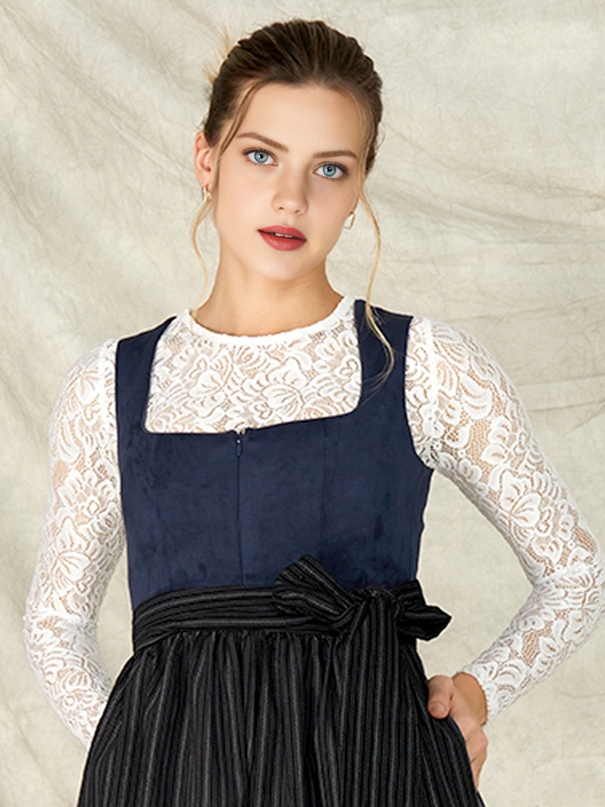 Modernes blaues Dirndl mit 70 cm Länge