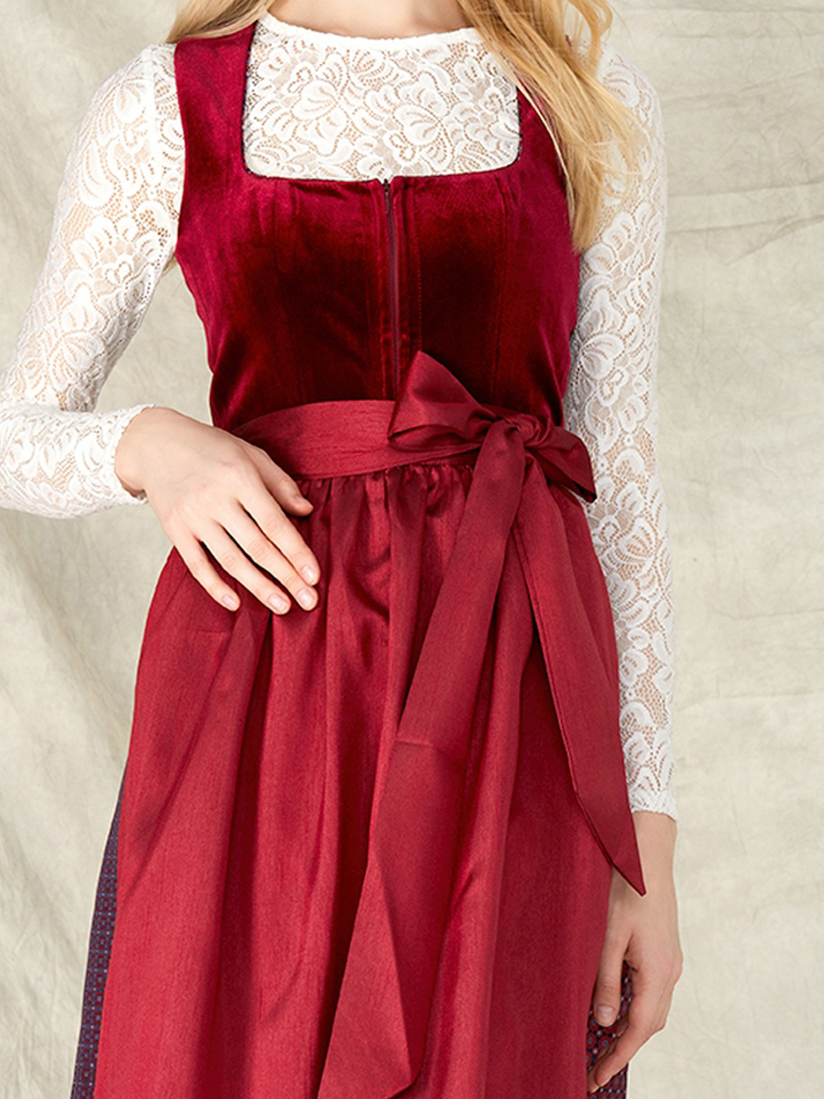 Dirndlbluse mit V-Ausschnitt und Kurzarm in Rot
