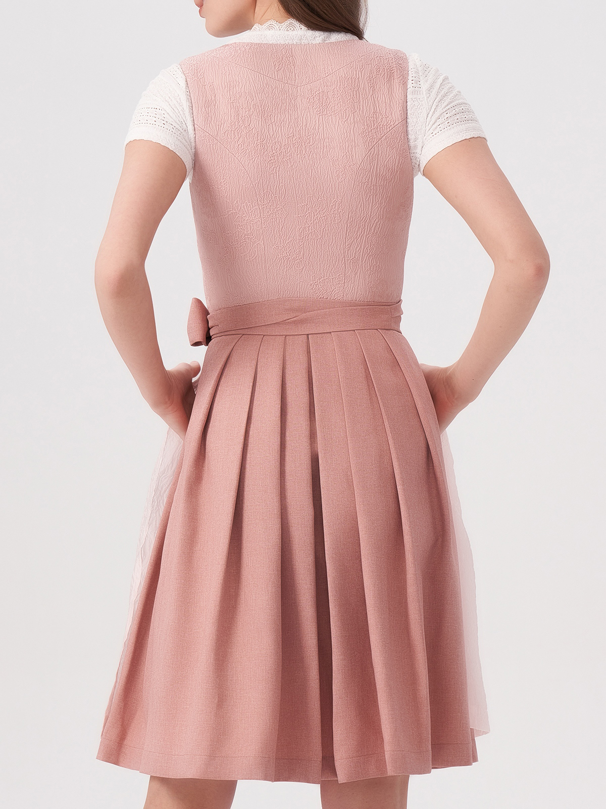Braunes Dirndl mit rosa Schürze