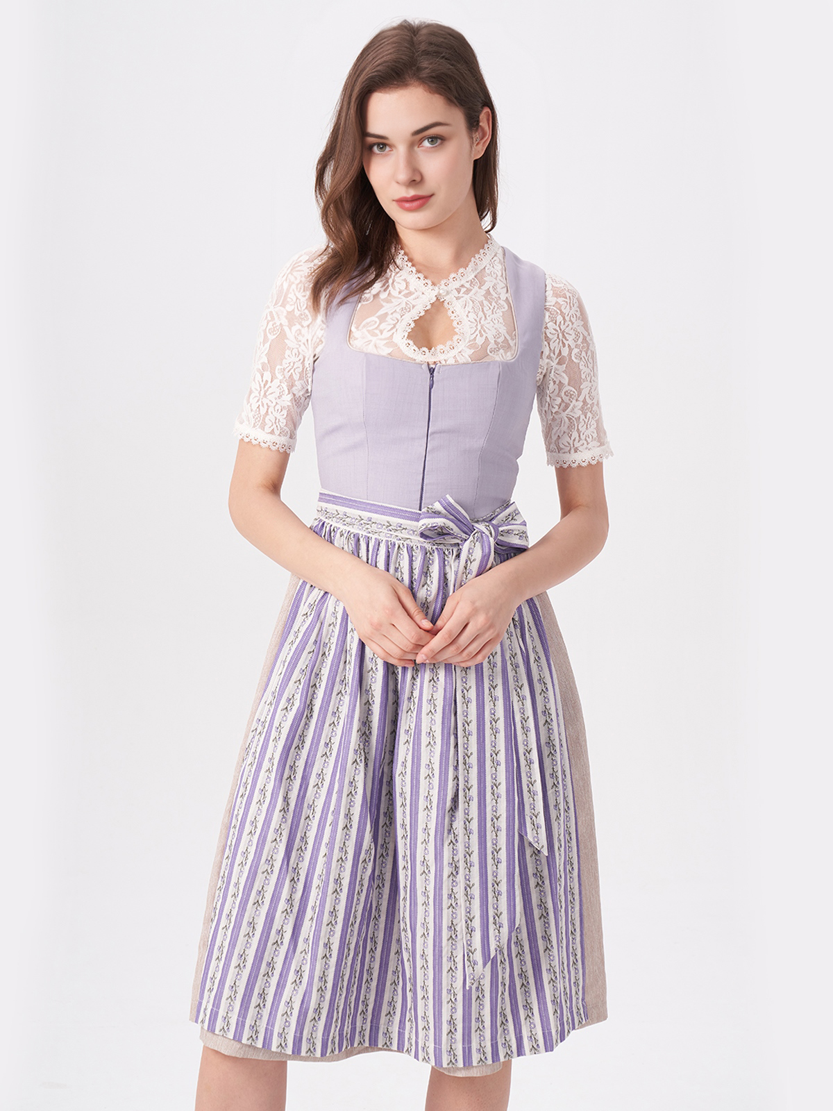 Dirndl in Lila mit cremefarbener Bluse
