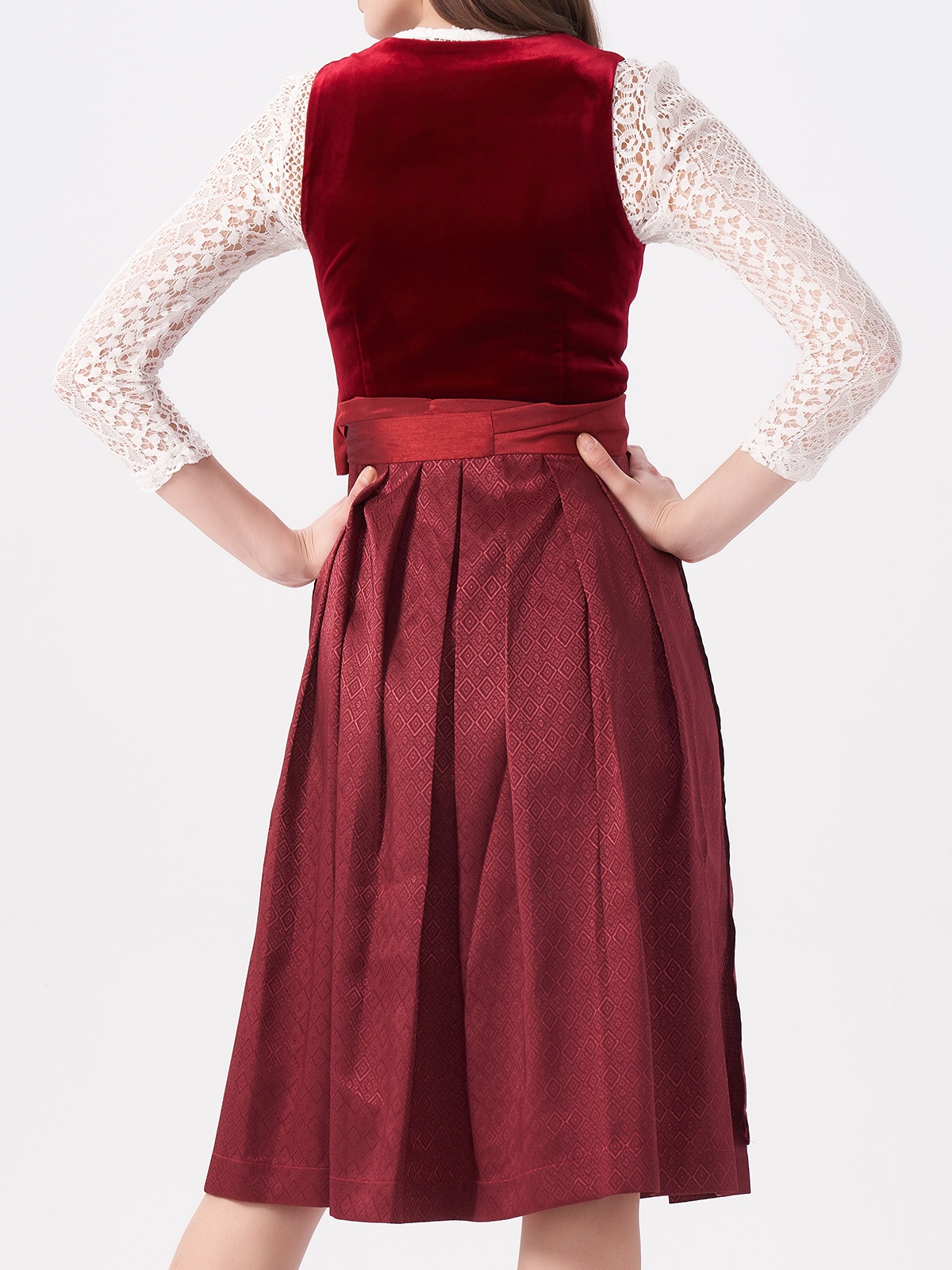 Modernes Dirndl in Rot mit figurbetonter Silhouette