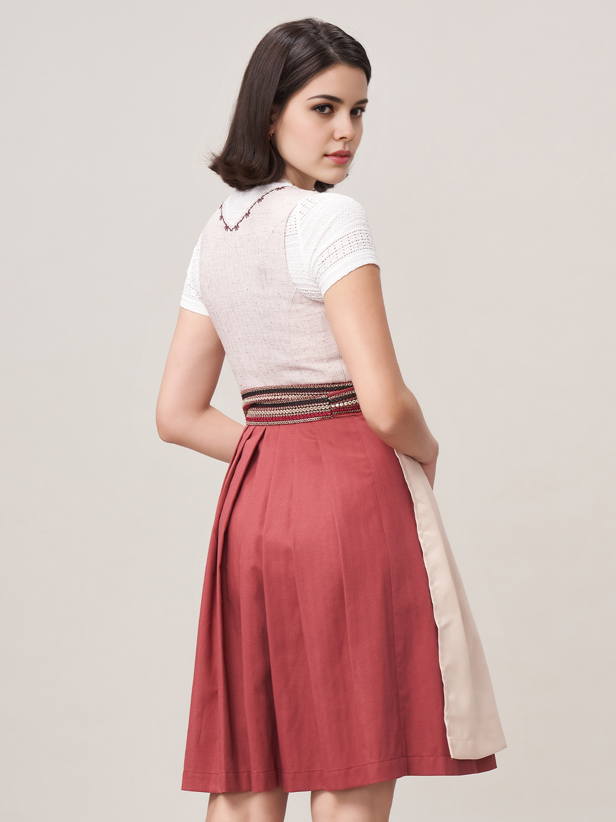 Traditionelles Dirndl in Rosa mit modernen Akzenten