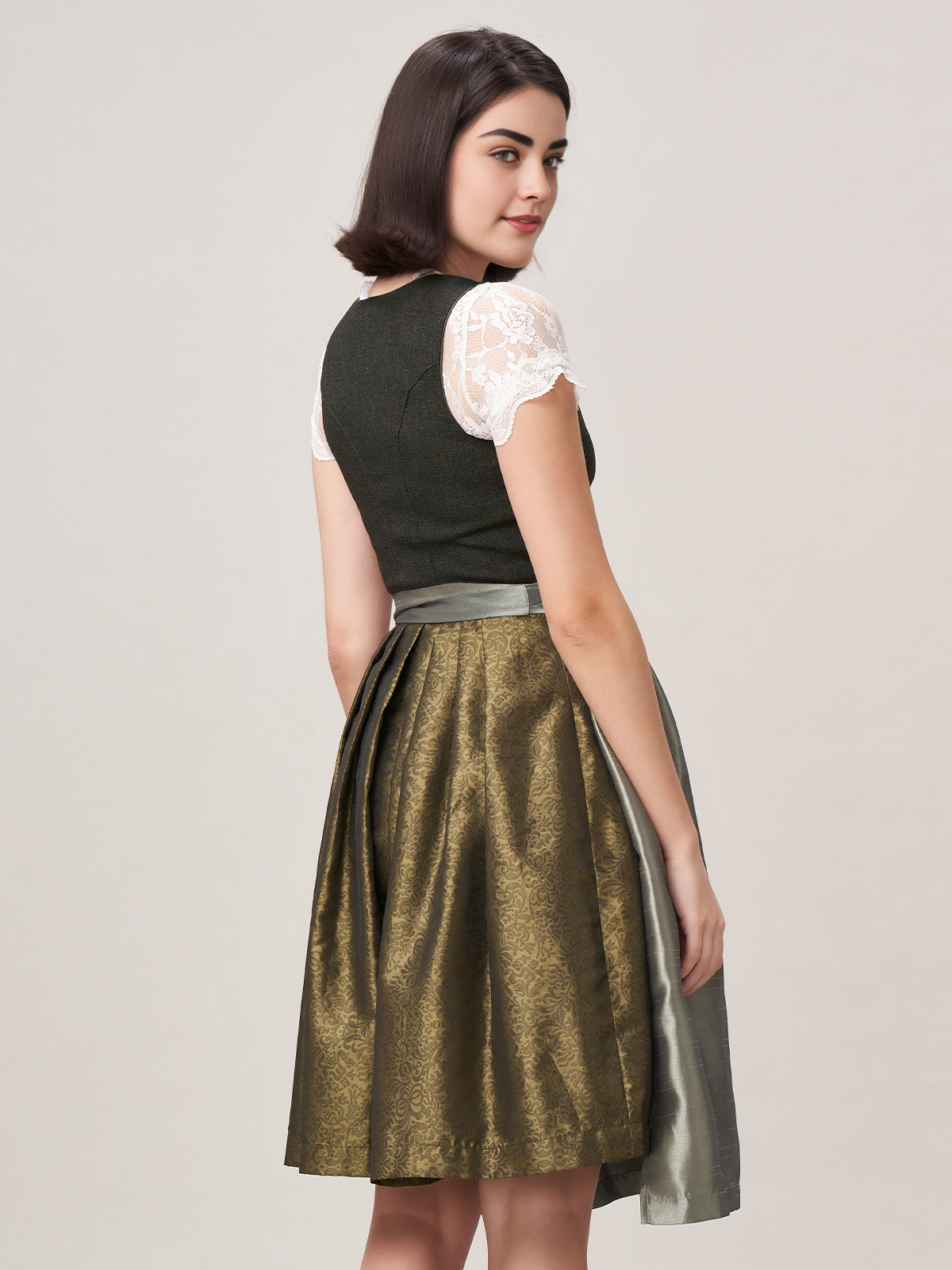 Dirndlbluse schwarz kurzarm in eleganter Ausführung