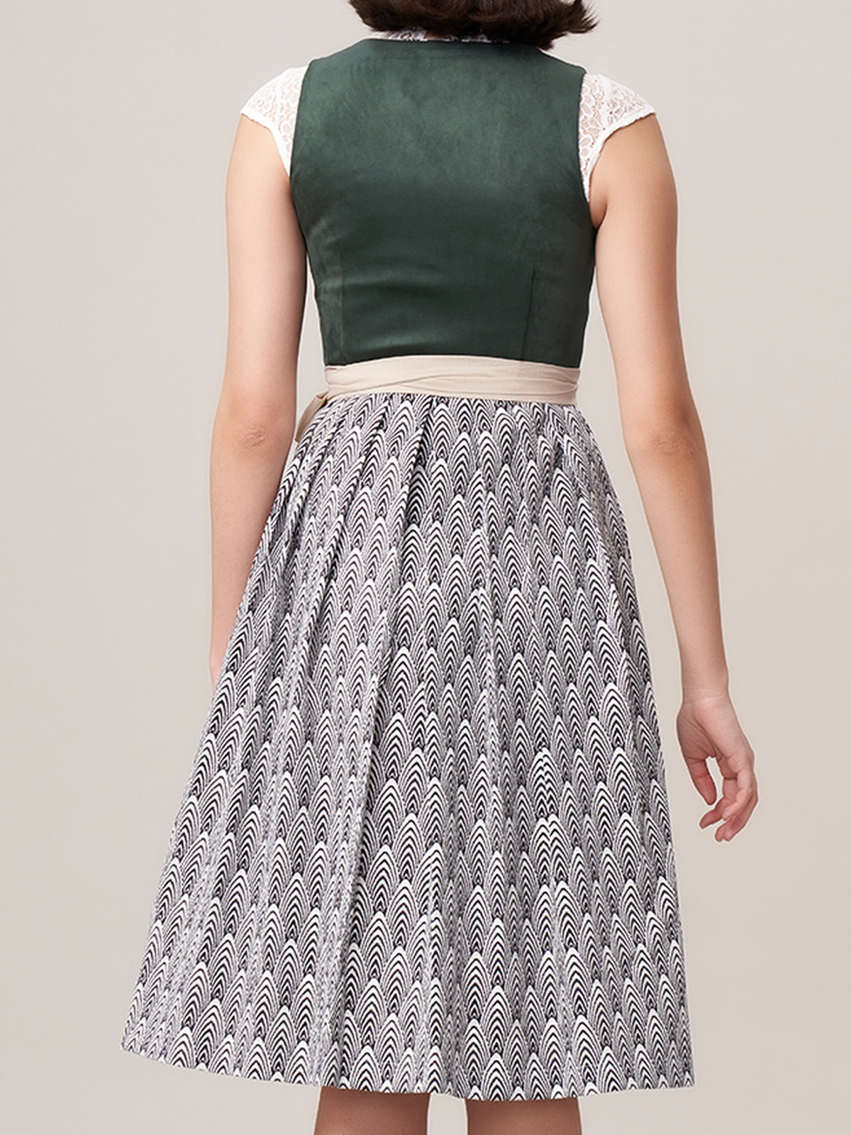 Dirndl kurz rot mit grüner Schürze