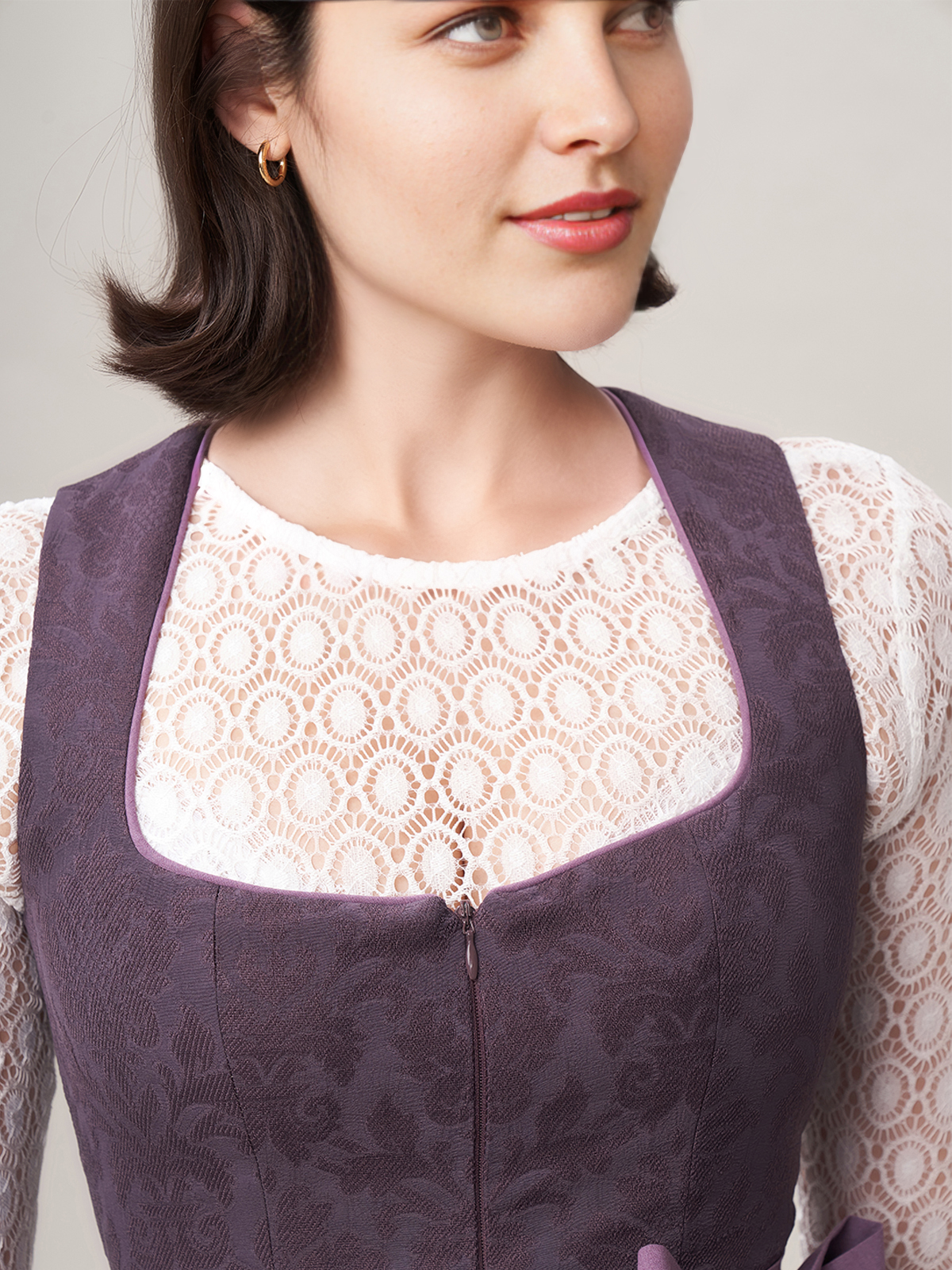 Dirndl mit tiefer Ausschnitt in Lila