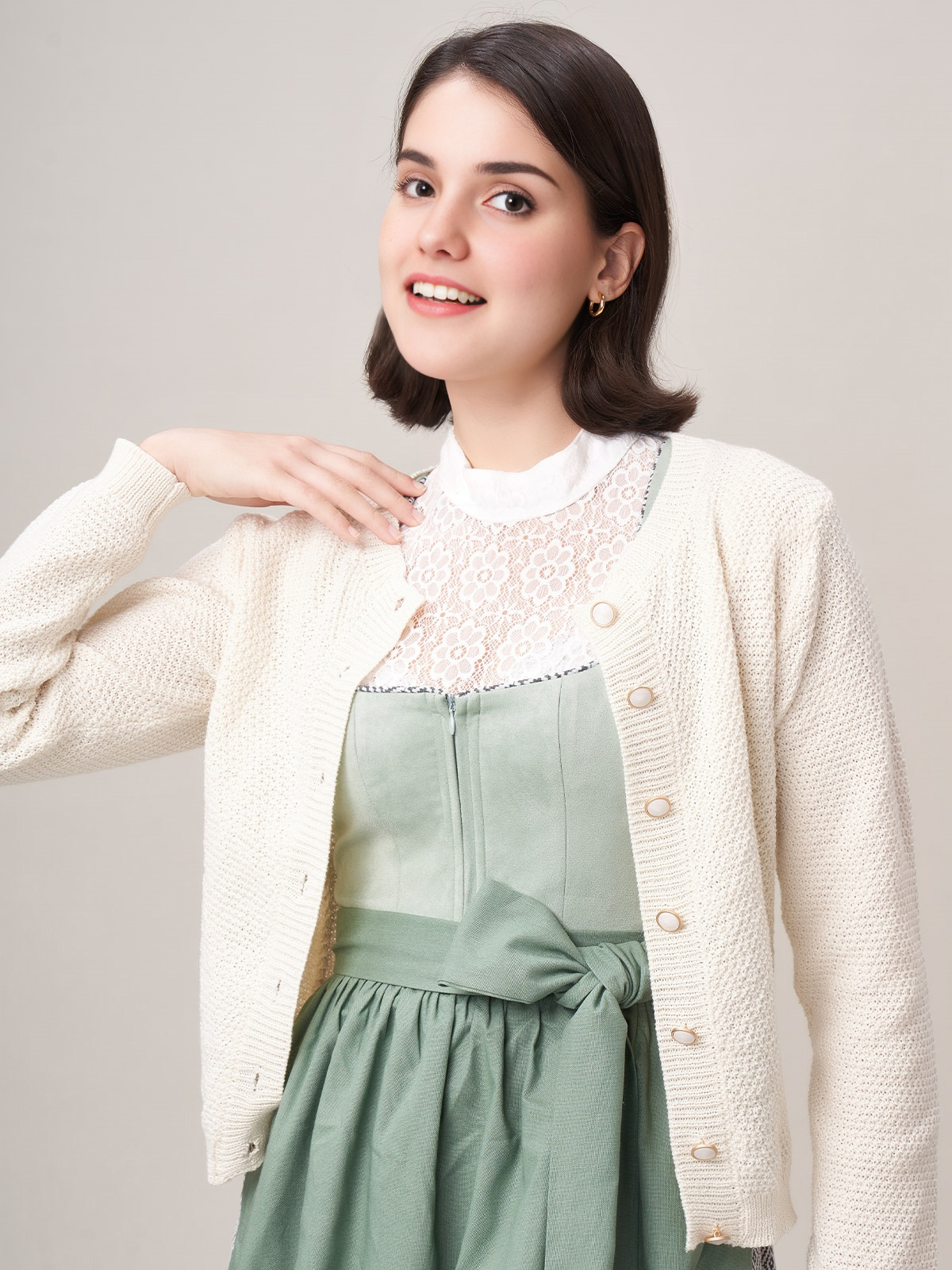 Modernes weißes Dirndl mit taillenbetontem Schnitt