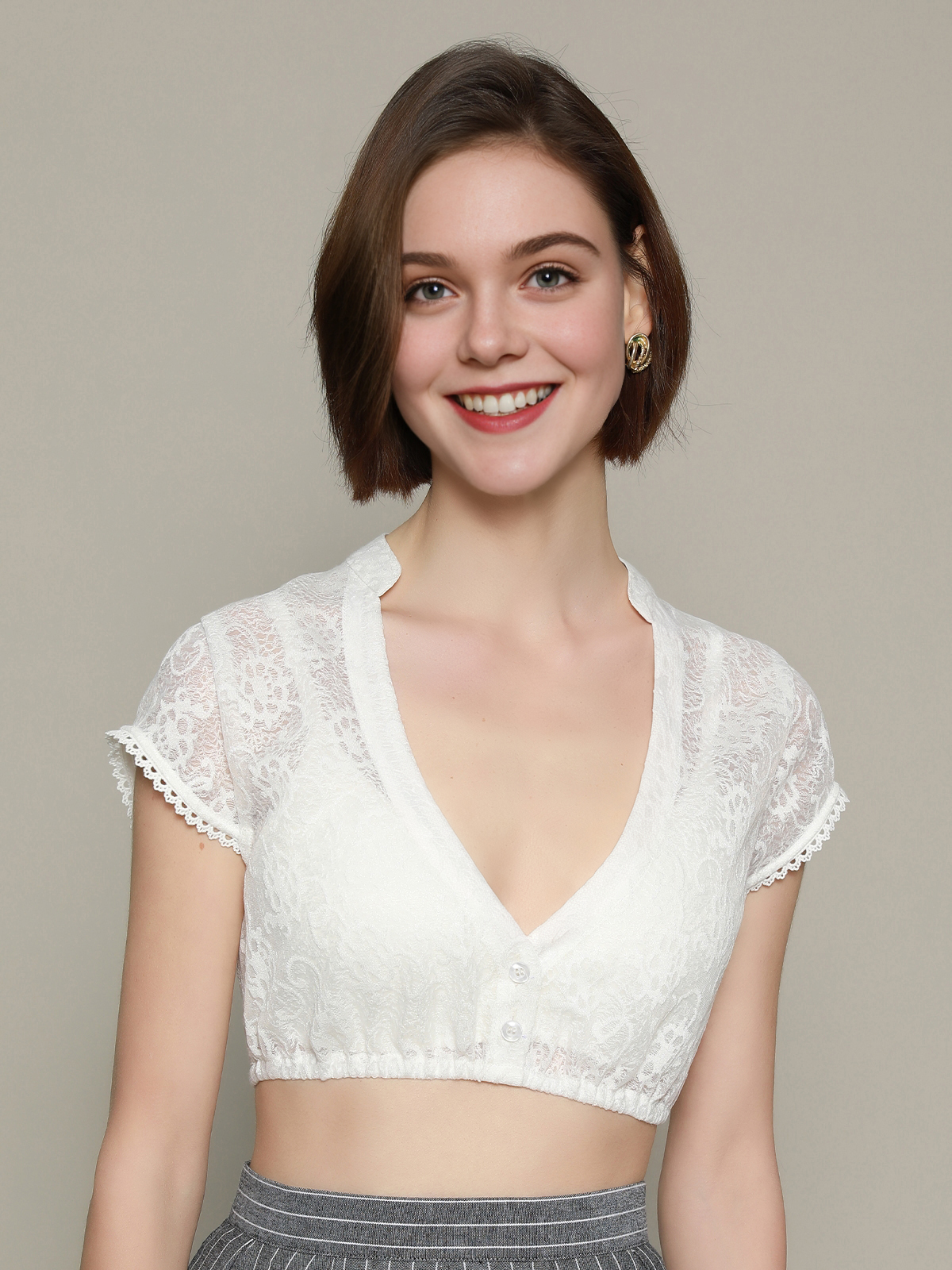 Dirndl Kurzarm in Weiß – elegant und vielseitig