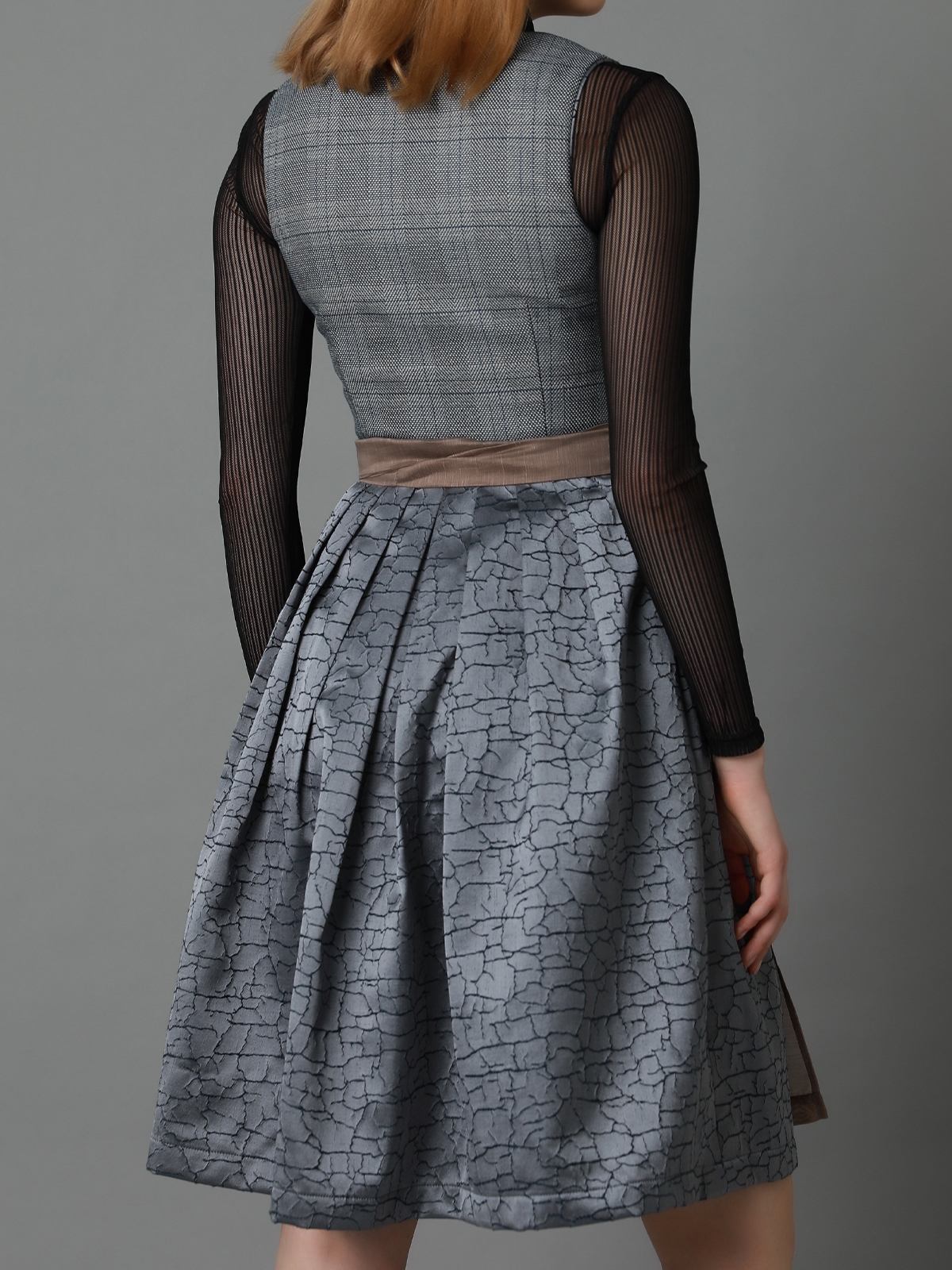 Ein grau-silbernes Dirndl mit modernem Schnitt – perfekt für festliche Anlässe.