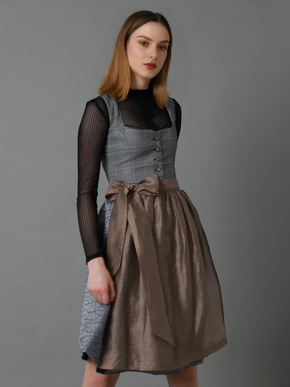 Graues Dirndl mit schwarzem Trachtenjanker