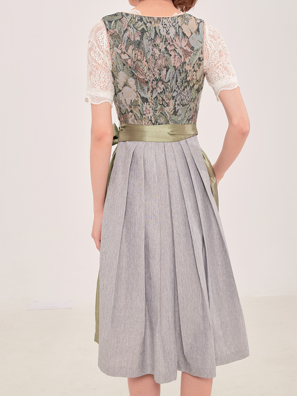 Dirndl in Beige – perfekt für natürlichen Stil