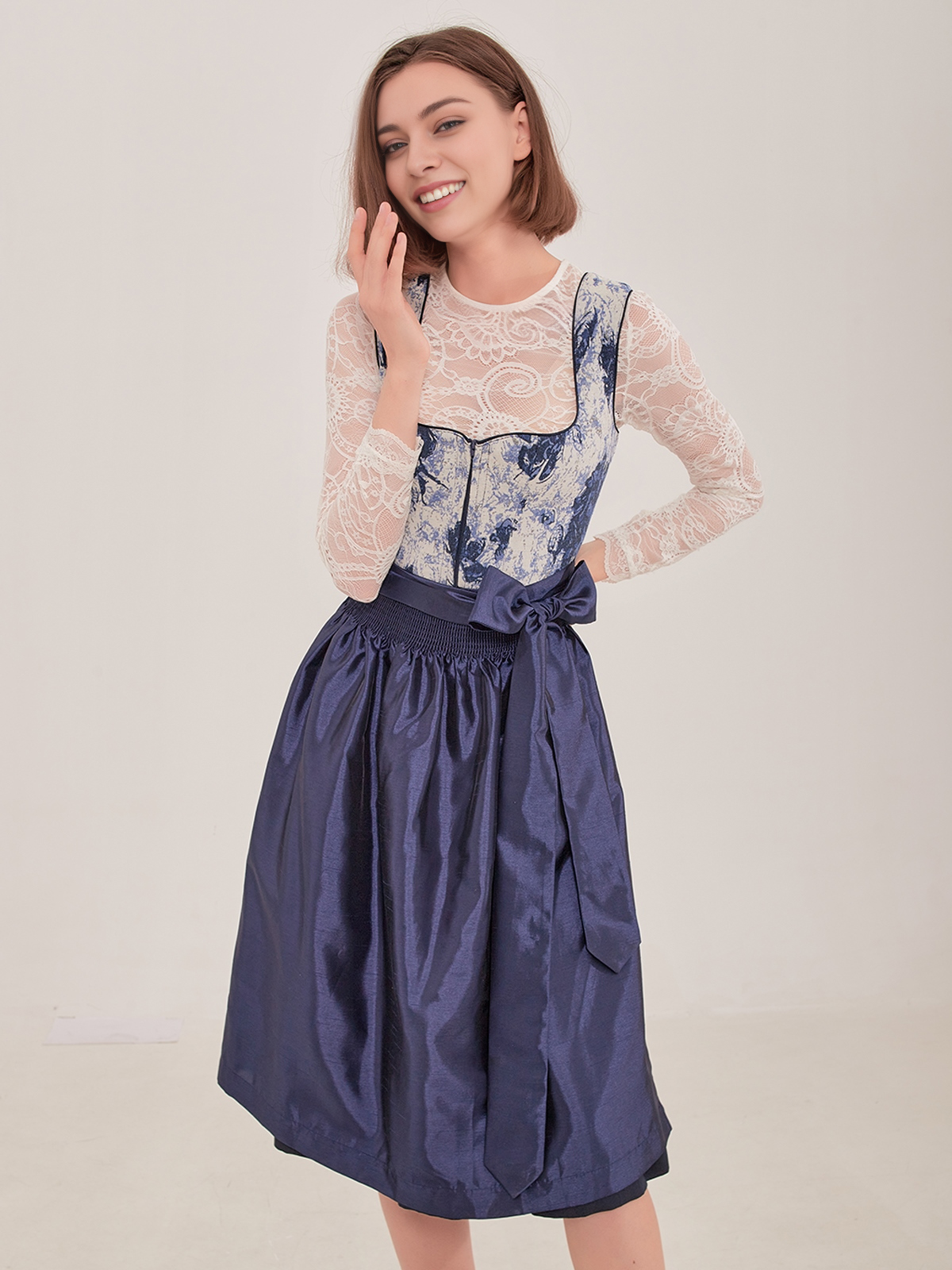 Schwarzes Trachtenkleid mit blauer Schürze