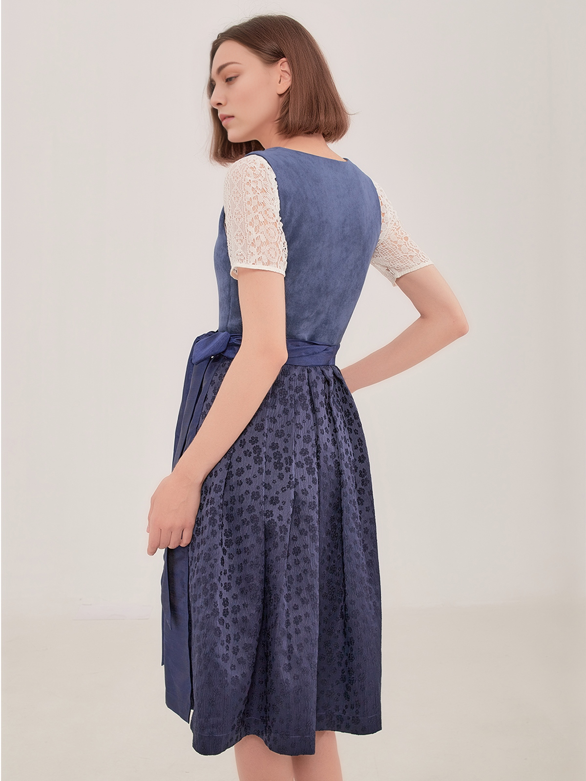 Modernes Dirndl in Blau mit figurbetonter Silhouette
