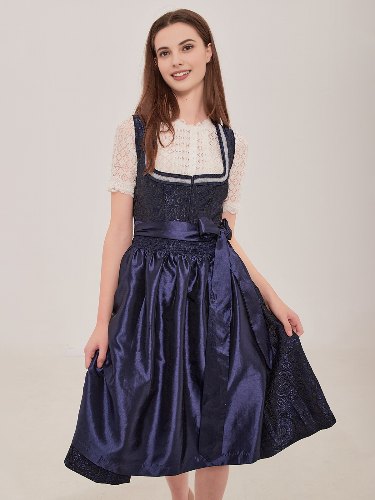 Dirndl in eleganter Kombination aus Schwarz und Beige
