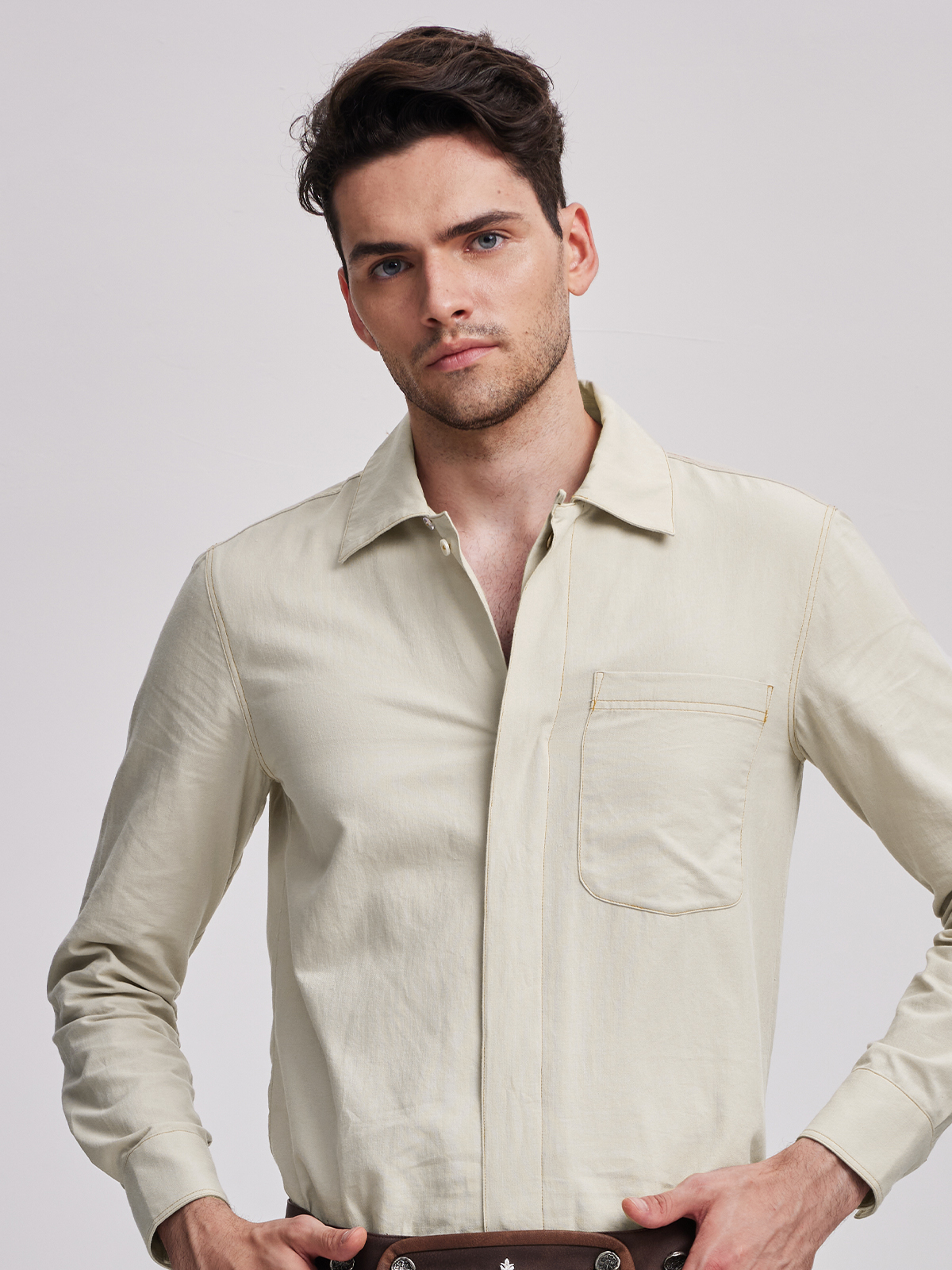 Dirndl kurz mit beigem Hemd