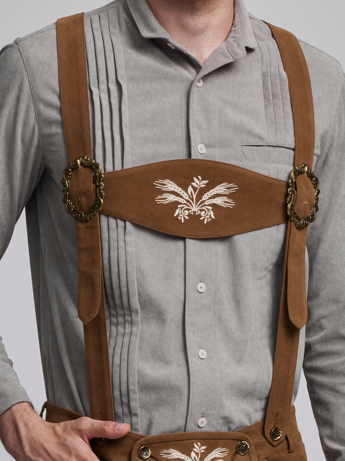 Ein elegantes gelbes Dirndl mit Lederschürze
