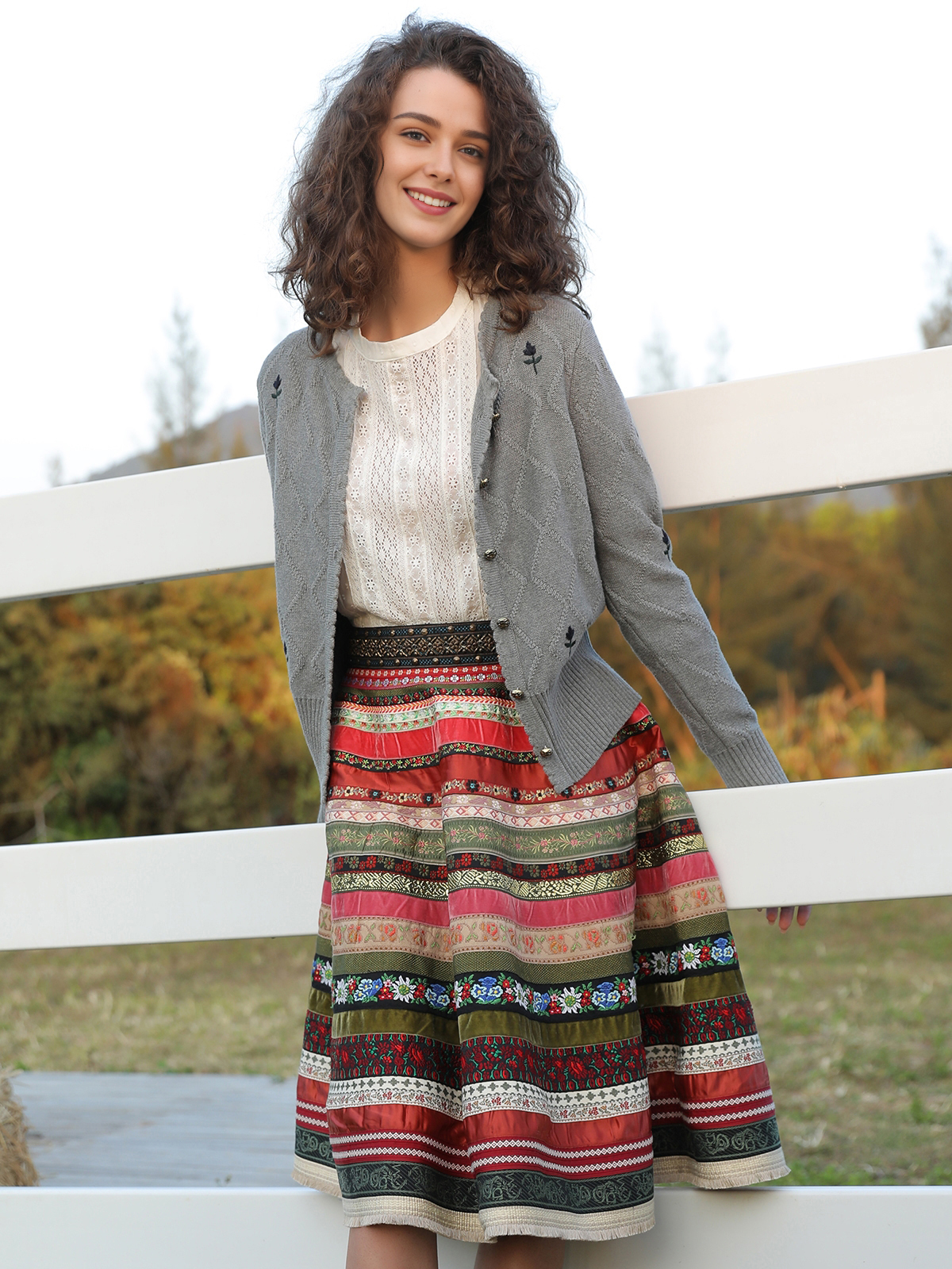 Traditionelles weißes Dirndl mit blauer Schürze