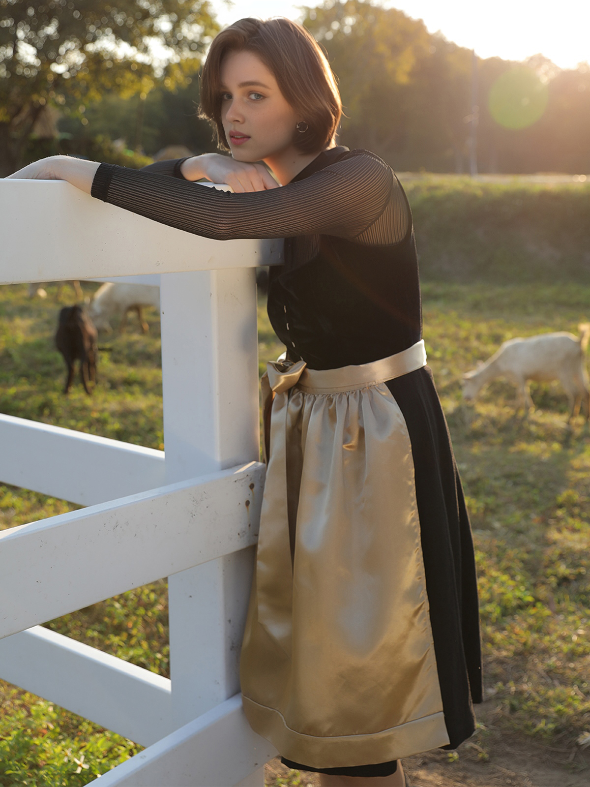 Modernes schwarzes Dirndl mit Langarmbluse
