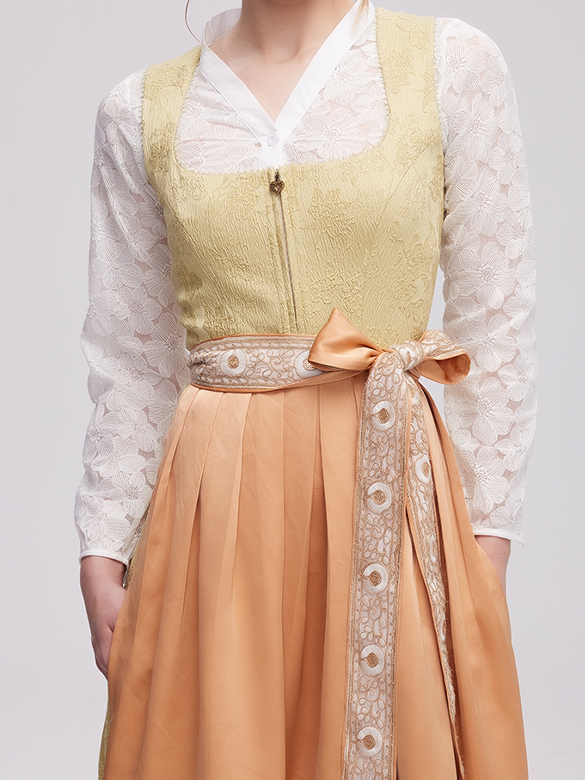 Dirndl in Gelb als Kontrast zu Dunkelblau