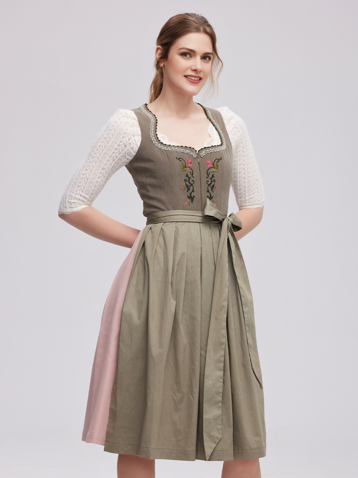 Ein grünes Dirndl mit Spitzenbluse – perfekt für Volksfeste und Hochzeiten