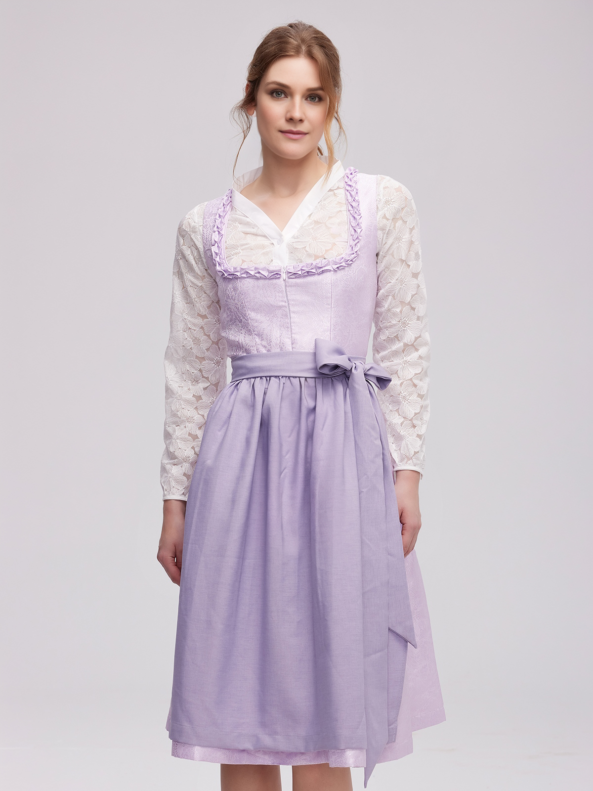 Modernes Dirndl mit Spitzenbluse in Lila