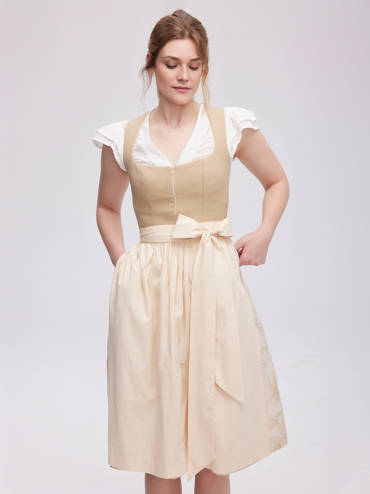 Graues Dirndl mit modernem Styling