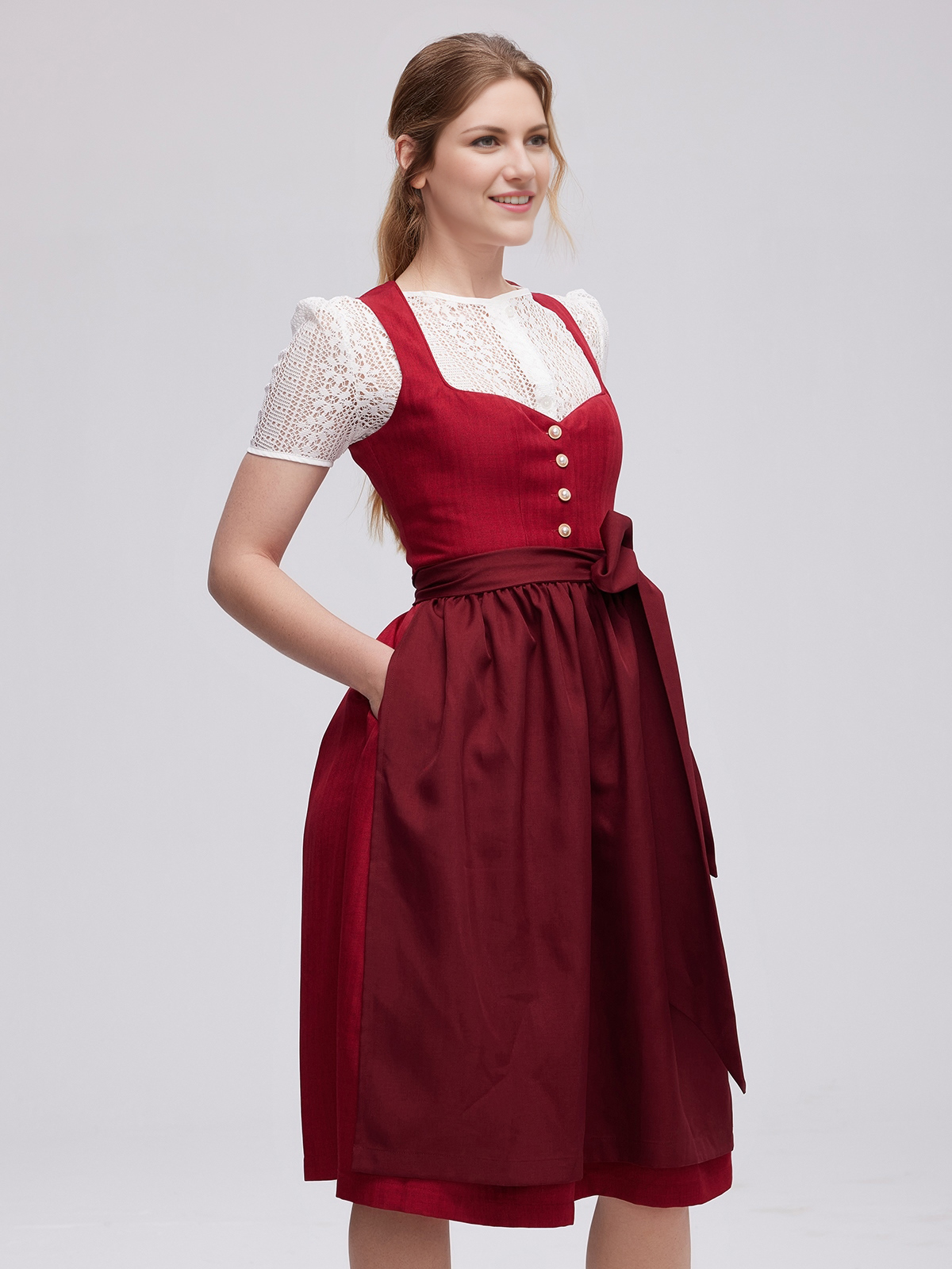 Moderne Dirndl-Kleider in Rot – ein Blickfang für jeden Anlass