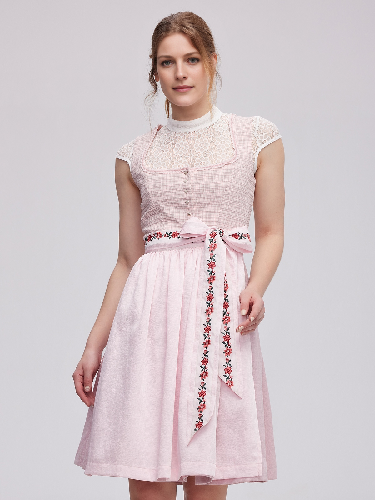 Modernes Dirndl mit orangefarbener Schürze