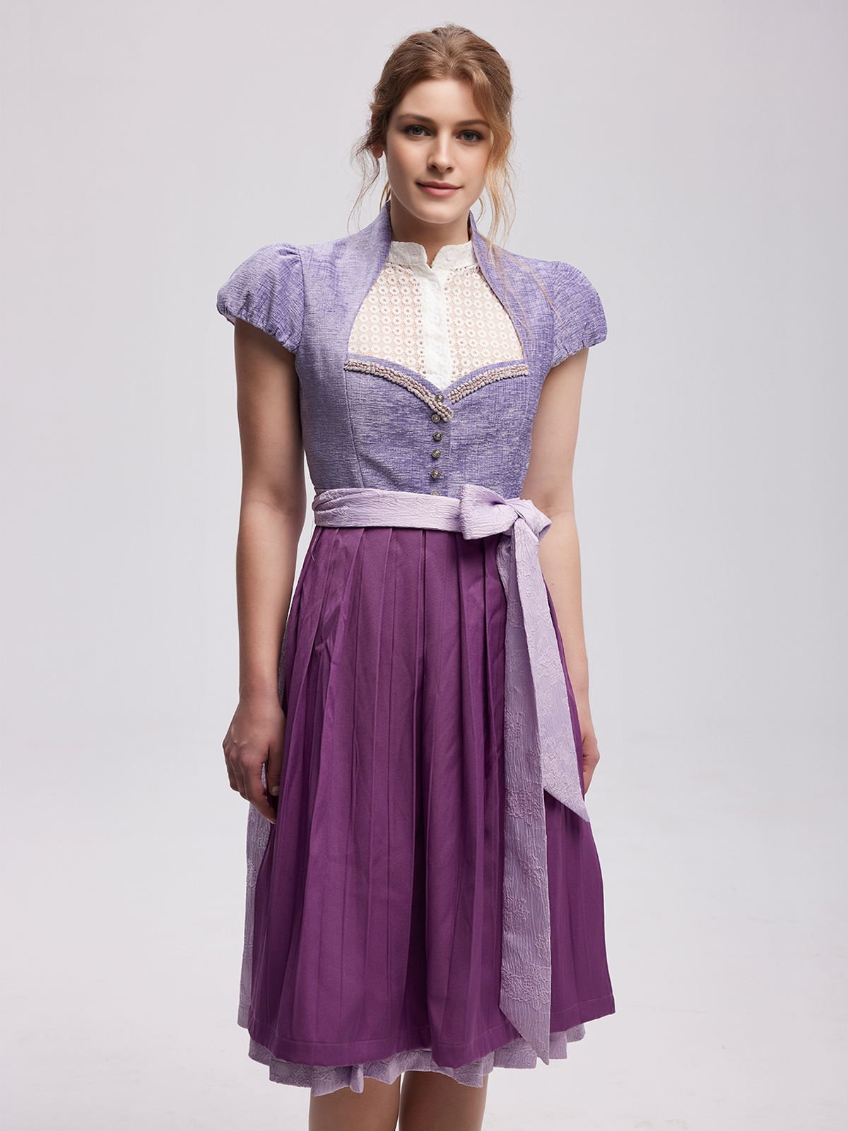 Modernes lila Dirndl mit Spitzenbesatz