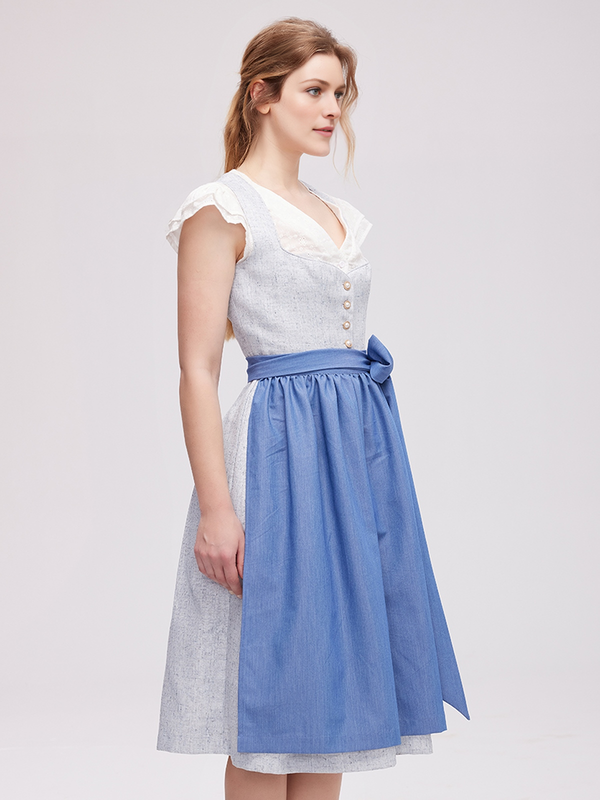 Dirndl in Blau mit traditioneller Stickerei