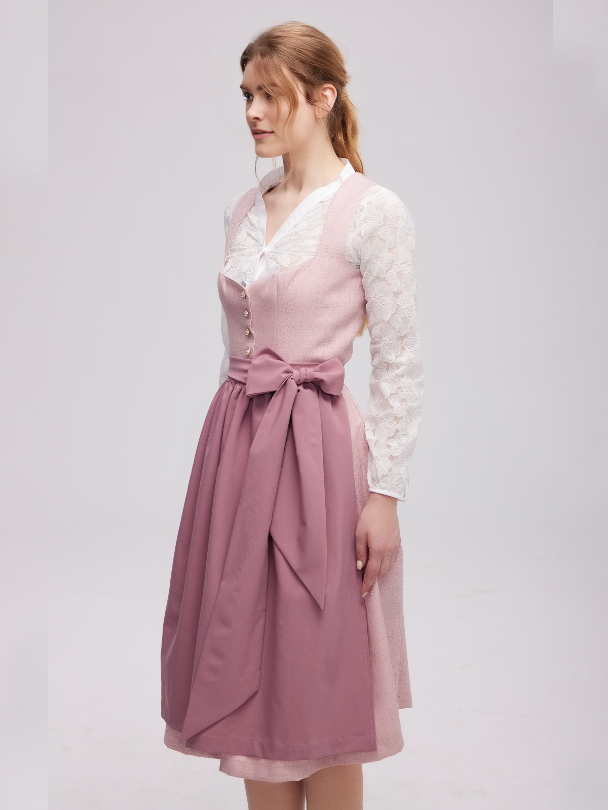 Dirndl in Rosa mit traditioneller Stickerei