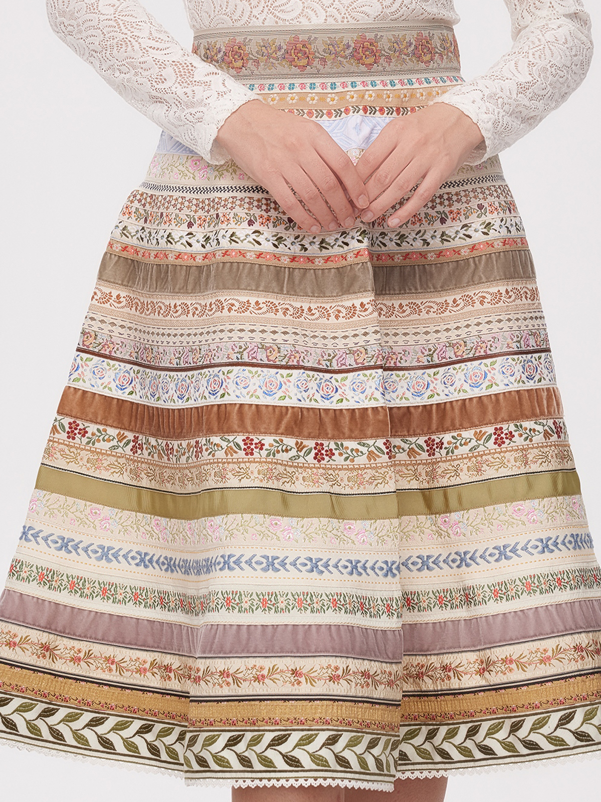 Dirndl in Beige mit modernem Schnitt