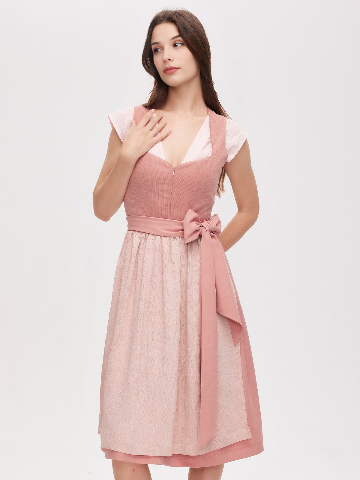 Dirndl in Rosa mit modernem Schnitt