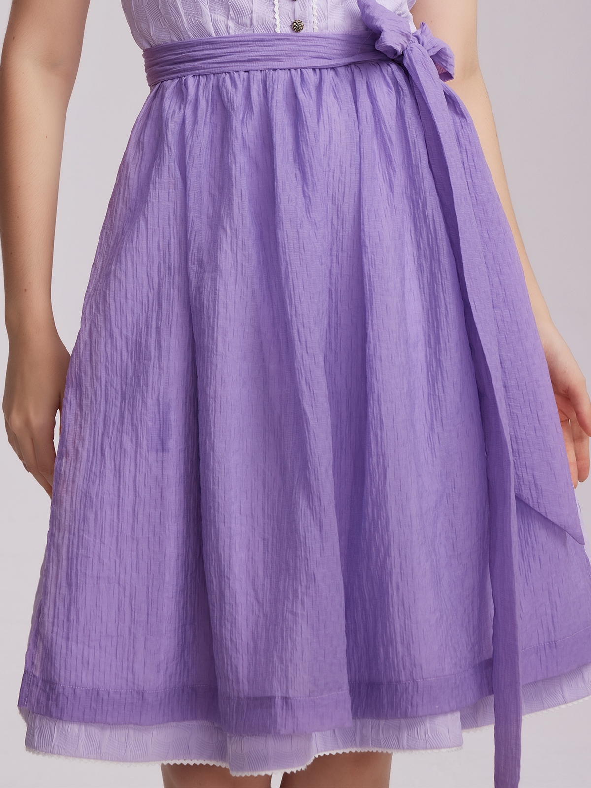 Modernes Dirndl in Flieder – eleganter Schnitt für den Alltag