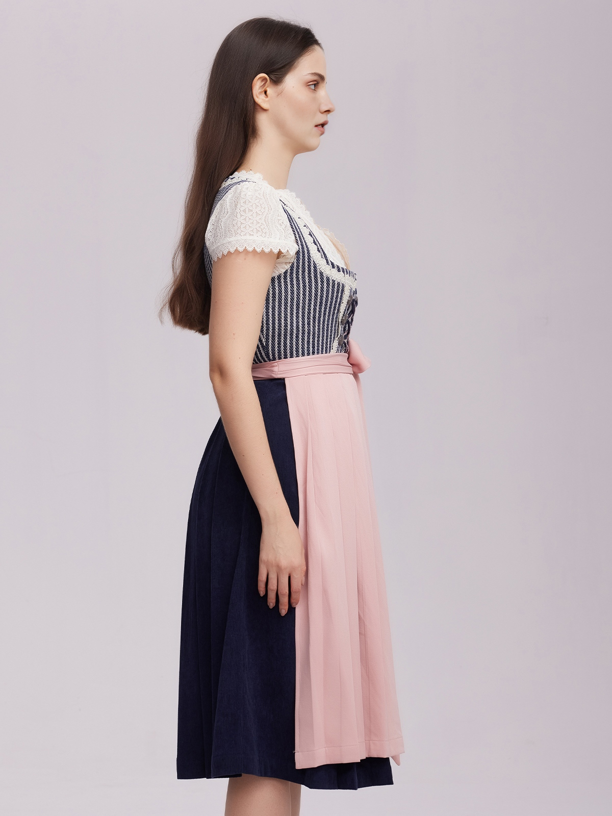 Schwarz Rotes Dirndl mit traditionellem Schnitt