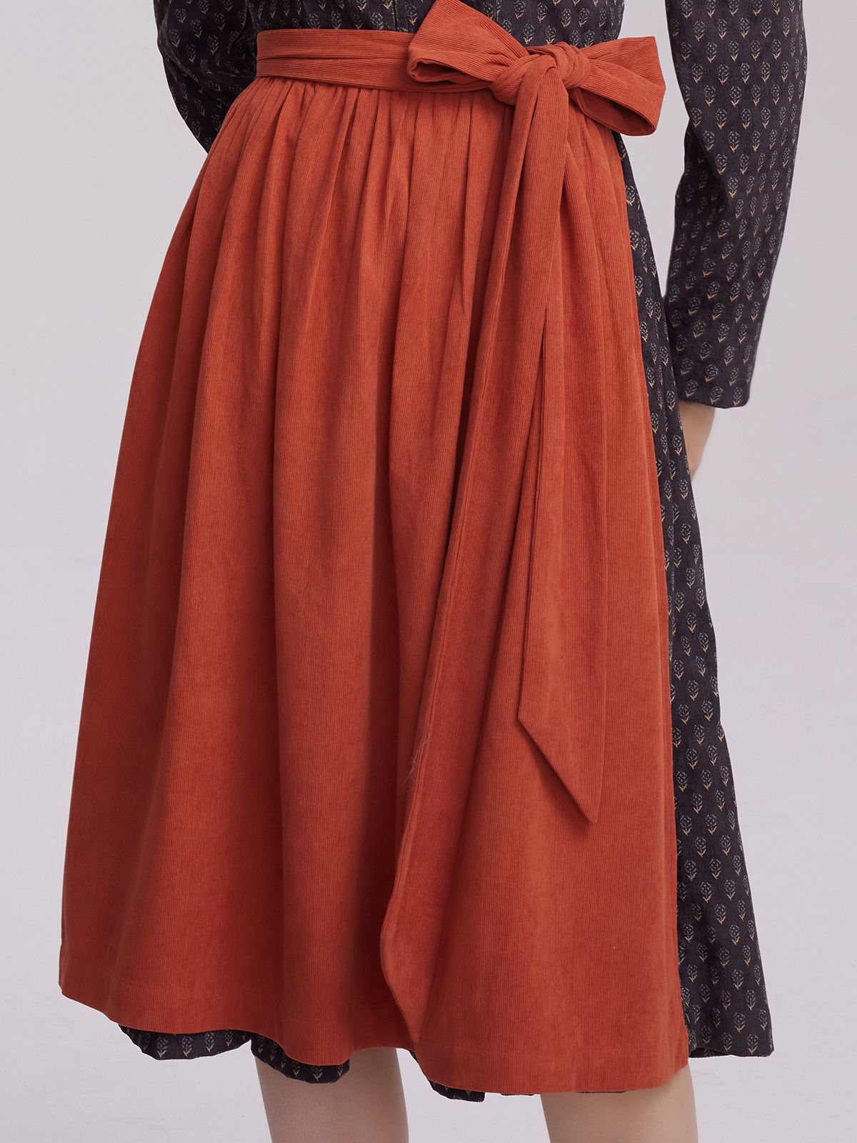 Ein elegantes Dirndl Royalblau mit schwarzer Schürze und weißer Bluse – ein zeitloser Look für jeden Anlass.